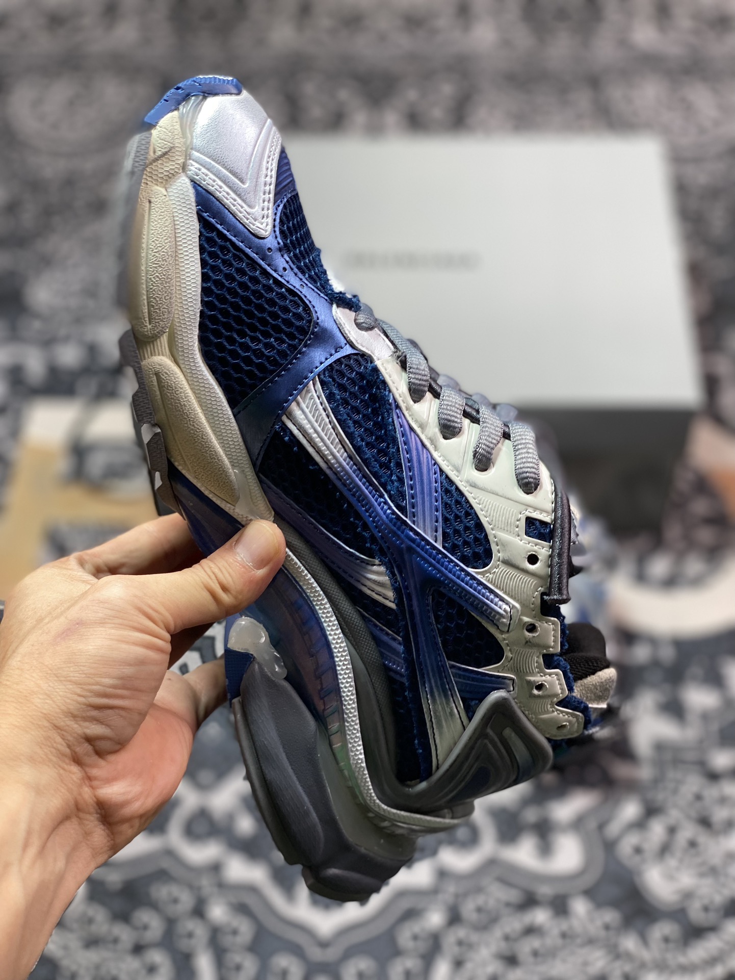 巴黎世家BALENCIAGA Runner Sneaker 2.0慢跑系列低帮复古慢跑鞋“2.0解构破坏白灰深蓝渐变”772767 WRUNG 2410