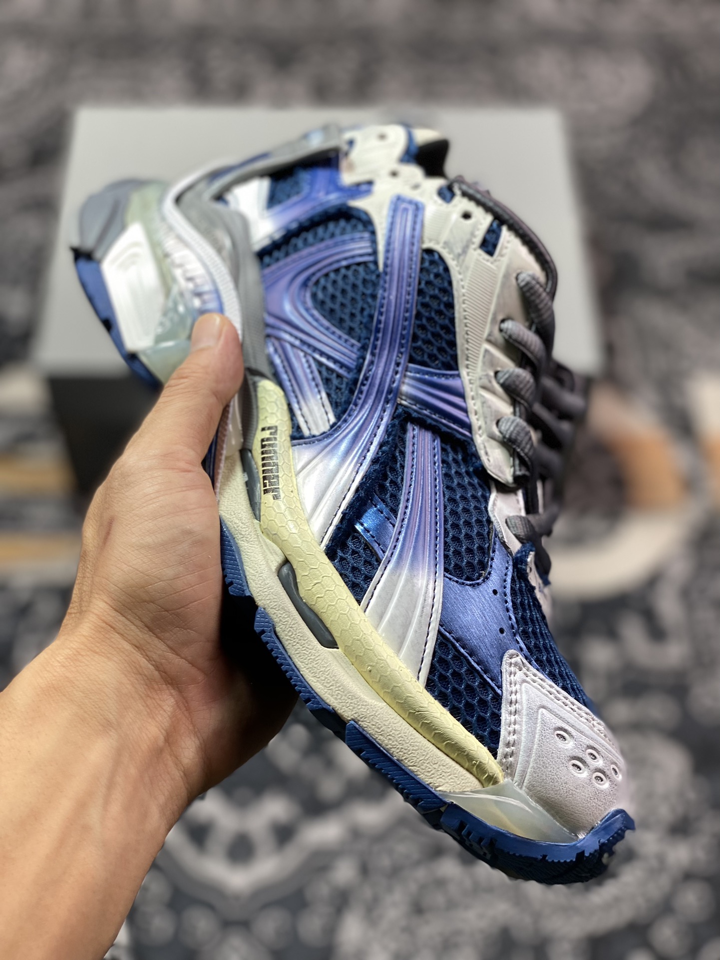 巴黎世家BALENCIAGA Runner Sneaker 2.0慢跑系列低帮复古慢跑鞋“2.0解构破坏白灰深蓝渐变”772767 WRUNG 2410