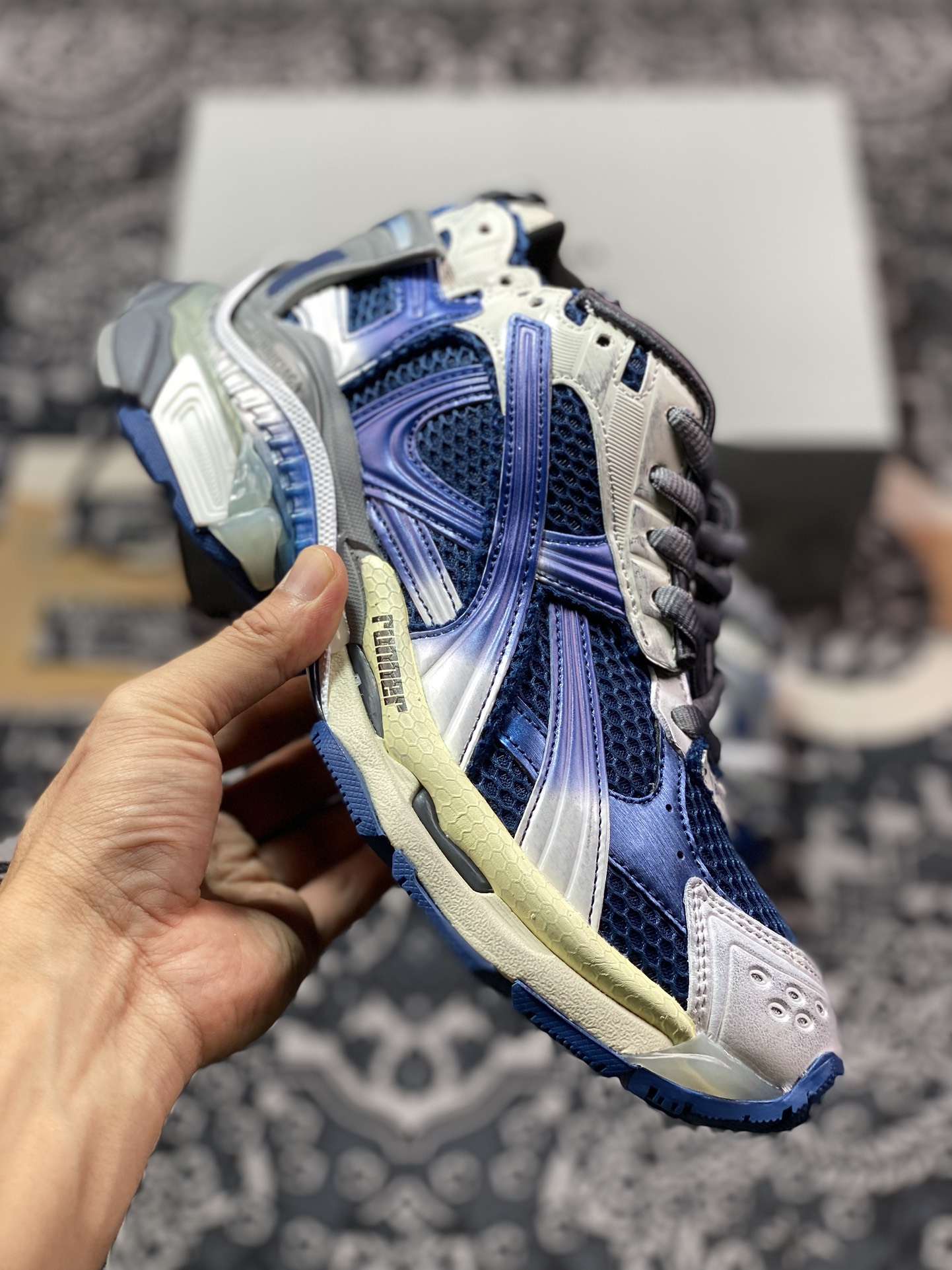 巴黎世家BALENCIAGA Runner Sneaker 2.0慢跑系列低帮复古慢跑鞋“2.0解构破坏白灰深蓝渐变”772767 WRUNG 2410