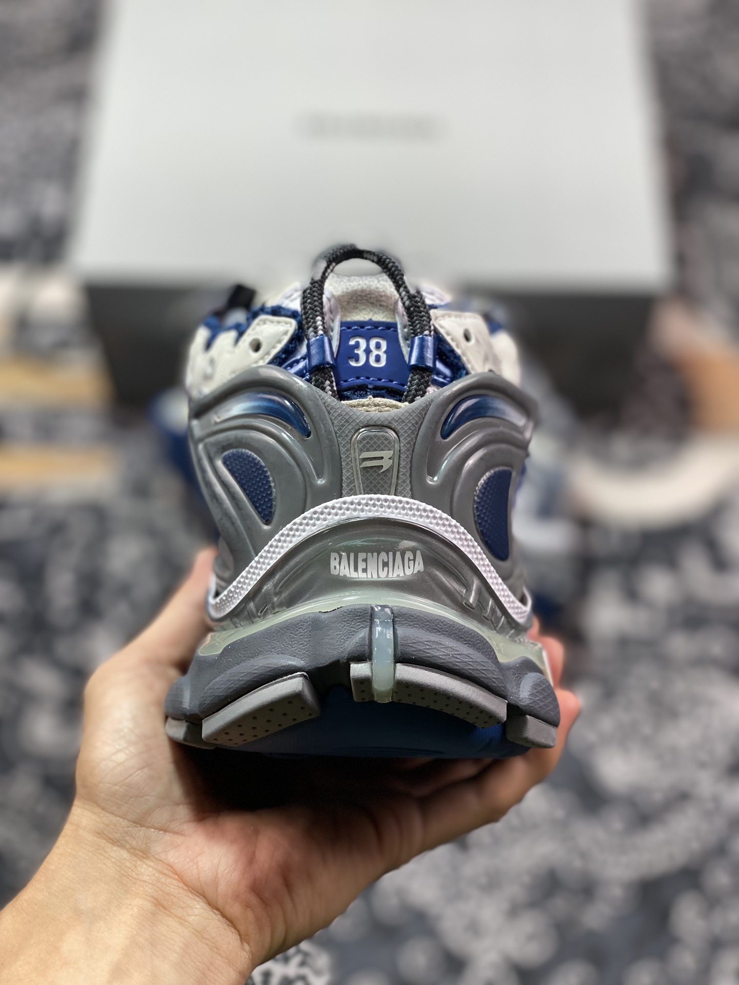 巴黎世家BALENCIAGA Runner Sneaker 2.0慢跑系列低帮复古慢跑鞋“2.0解构破坏白灰深蓝渐变”772767 WRUNG 2410