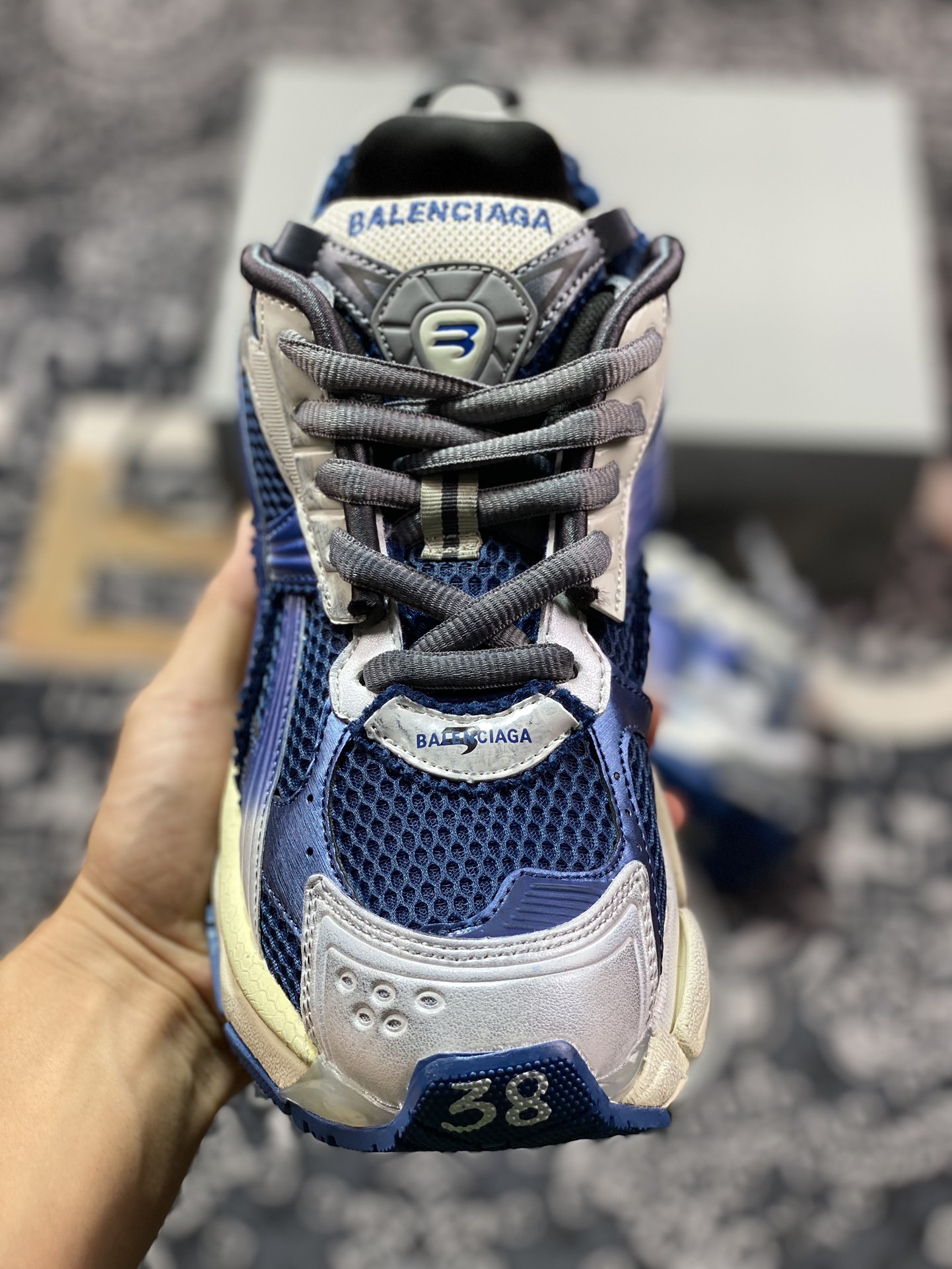 巴黎世家BALENCIAGA Runner Sneaker 2.0慢跑系列低帮复古慢跑鞋“2.0解构破坏白灰深蓝渐变”772767 WRUNG 2410