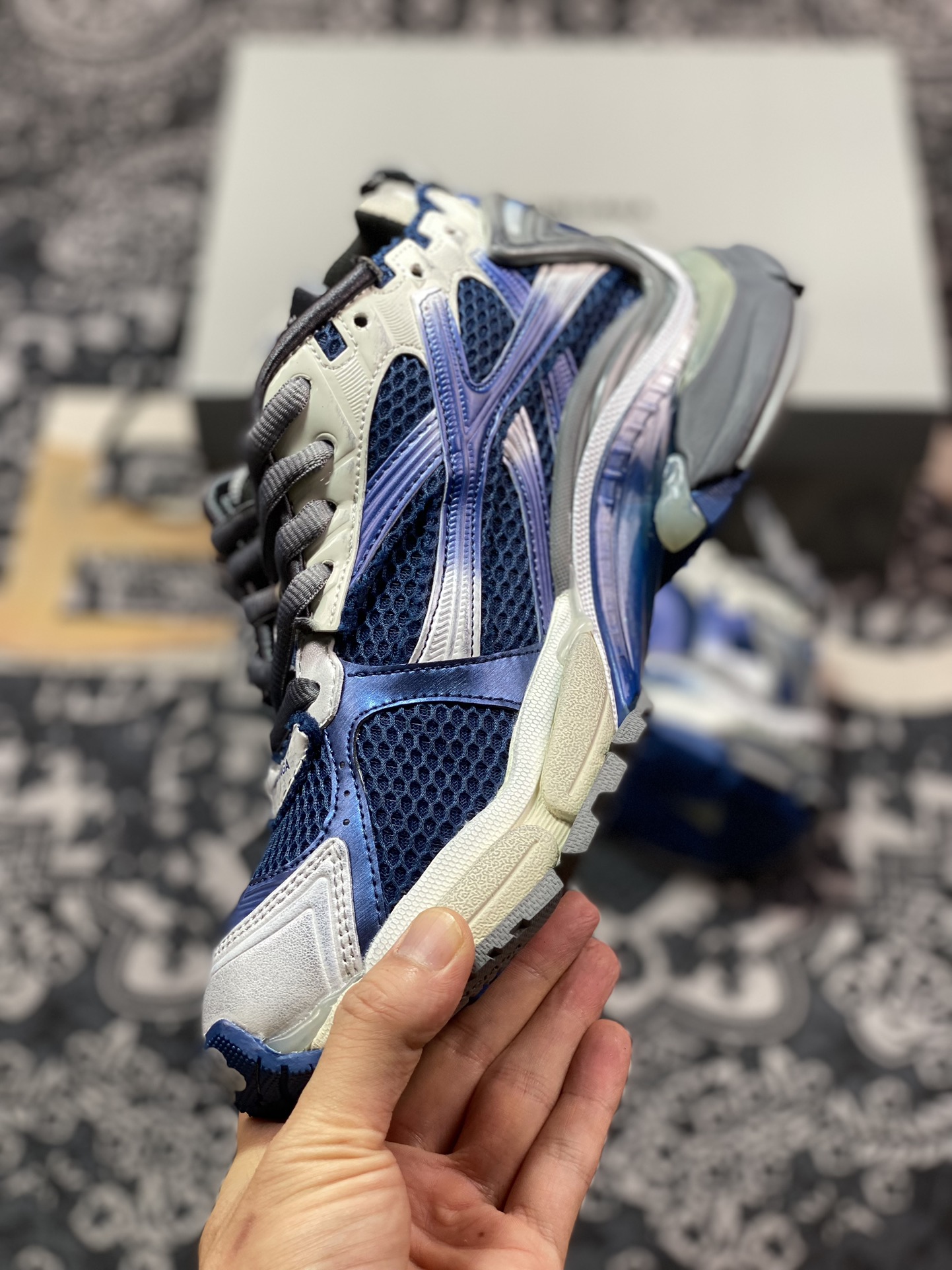 巴黎世家BALENCIAGA Runner Sneaker 2.0慢跑系列低帮复古慢跑鞋“2.0解构破坏白灰深蓝渐变”772767 WRUNG 2410