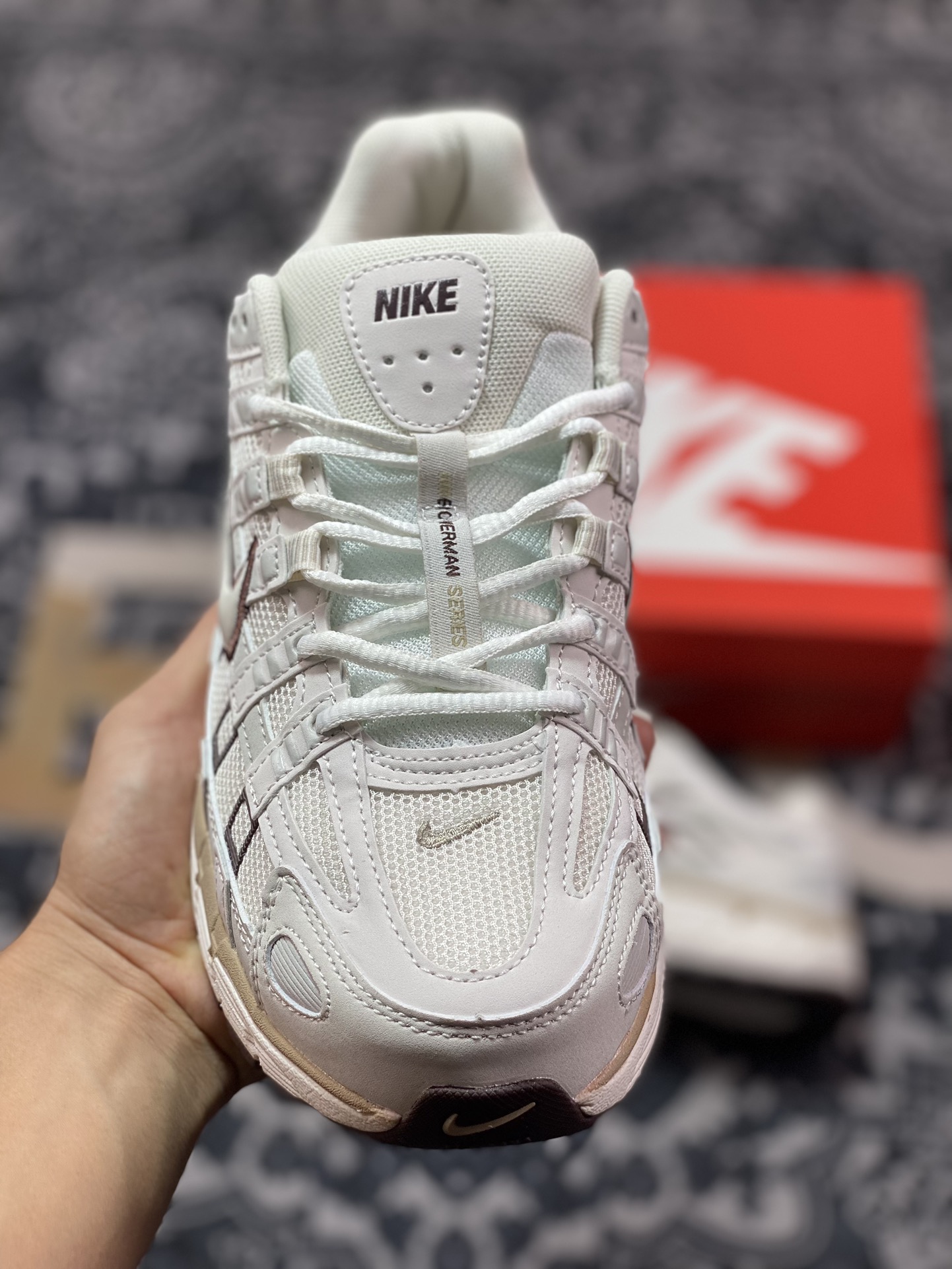 耐克Nike P-6000 Premium”Bone Sail Phantom”系列低帮慢跑鞋“米白酒红乌龙卡其”HF0728-201