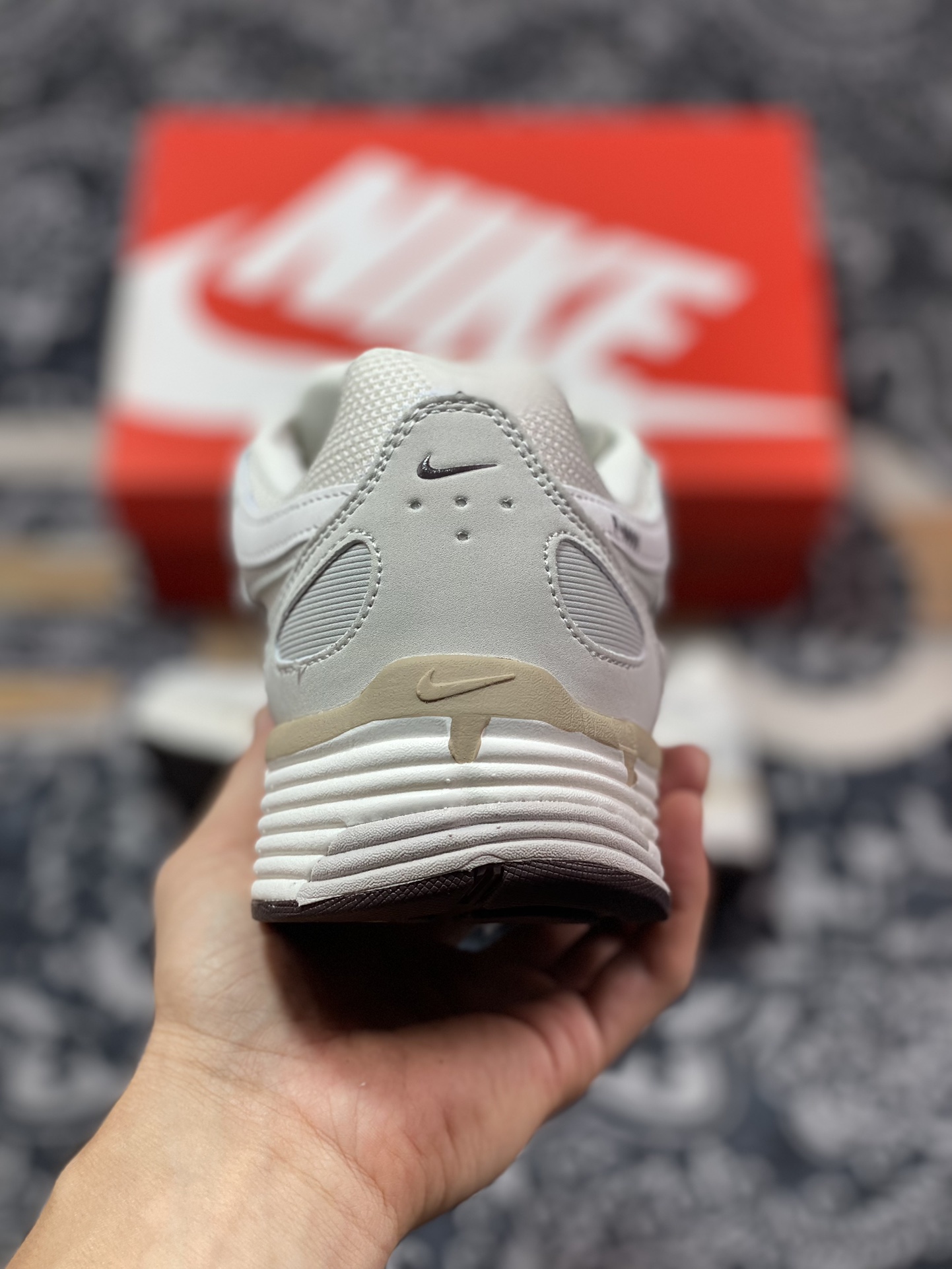 耐克Nike P-6000 Premium”Bone Sail Phantom”系列低帮慢跑鞋“米白酒红乌龙卡其”HF0728-201