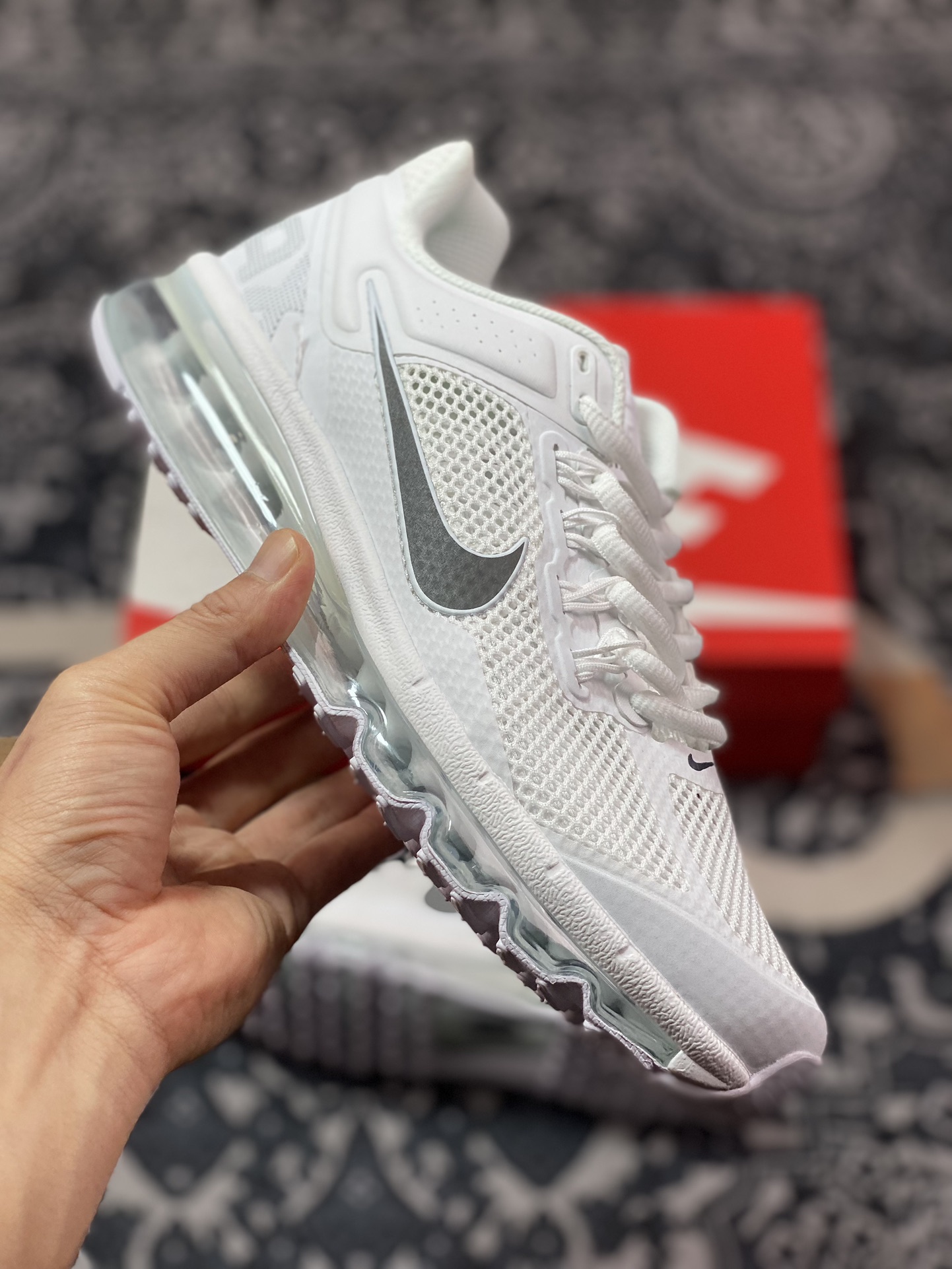 耐克Nike Air Max 2013”White/Black/ Metallic Silver”2013大气垫百搭慢跑鞋“网织白银”HF4884-100