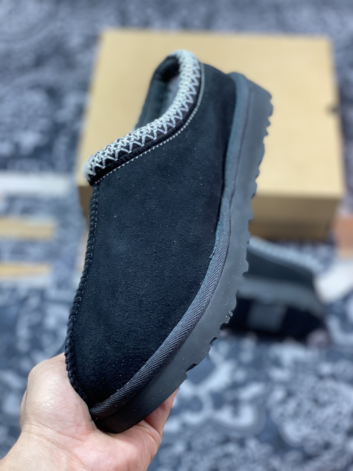 UGG W Leisure Tazz Slipper Chestnut 塔茨系列加厚款穆勒风包头舒适露跟半拖鞋“黑白编织加绒”