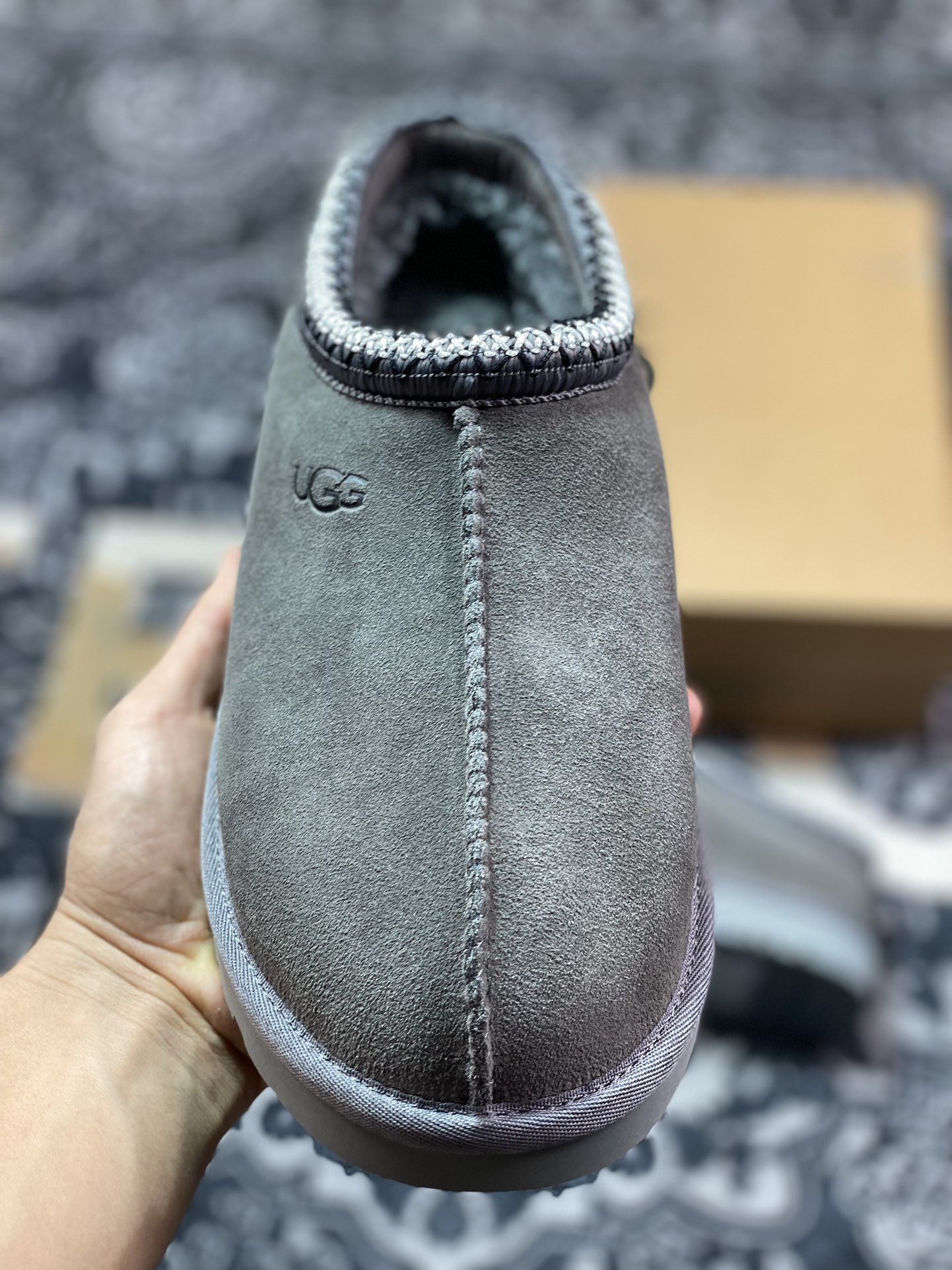 UGG W Leisure Tazz Slipper Chestnut 塔茨系列加厚款穆勒风包头舒适露跟半拖鞋“深灰编织加绒”