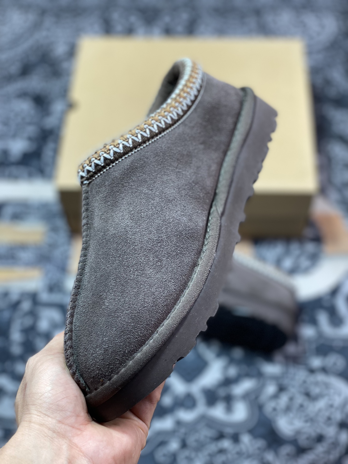 品牌UGG W Leisure Tazz Slipper Chestnut 塔茨系列加厚款穆勒风包头舒适露跟半拖鞋“羚羊棕编织加绒”