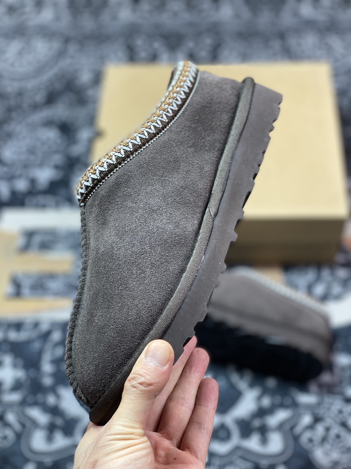 品牌UGG W Leisure Tazz Slipper Chestnut 塔茨系列加厚款穆勒风包头舒适露跟半拖鞋“羚羊棕编织加绒”