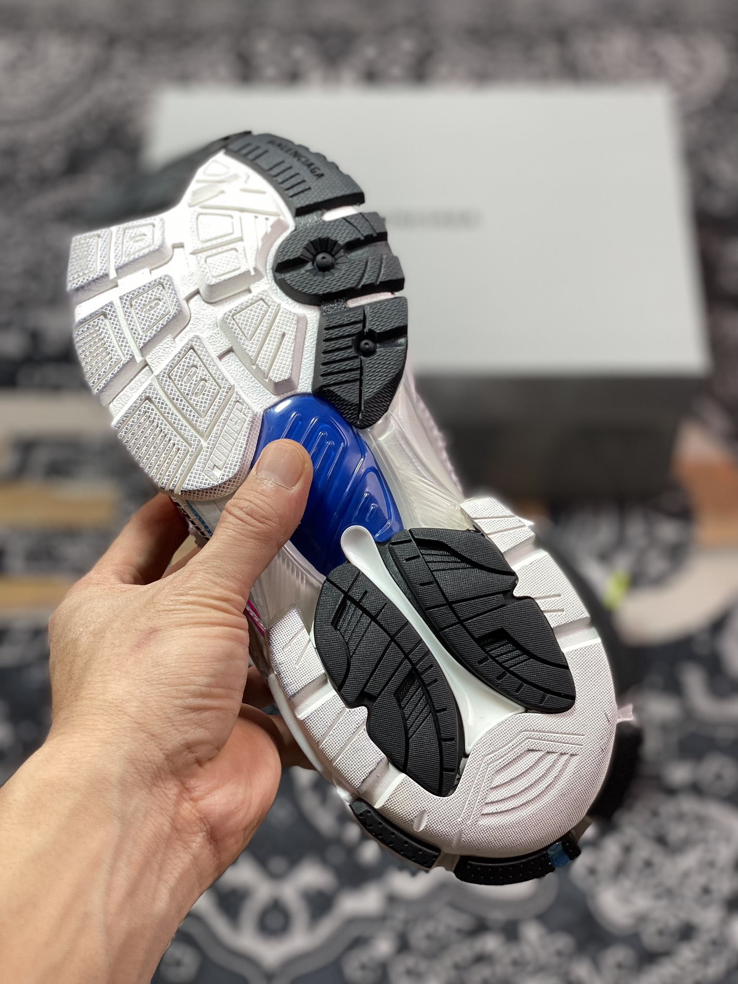 高奢品牌-巴黎世家BALENCIAGA Runner Sneaker 2.0慢跑系列低帮慢跑鞋“2.0解构破坏白粉红蓝绿渐变”772767 W3RBW9645