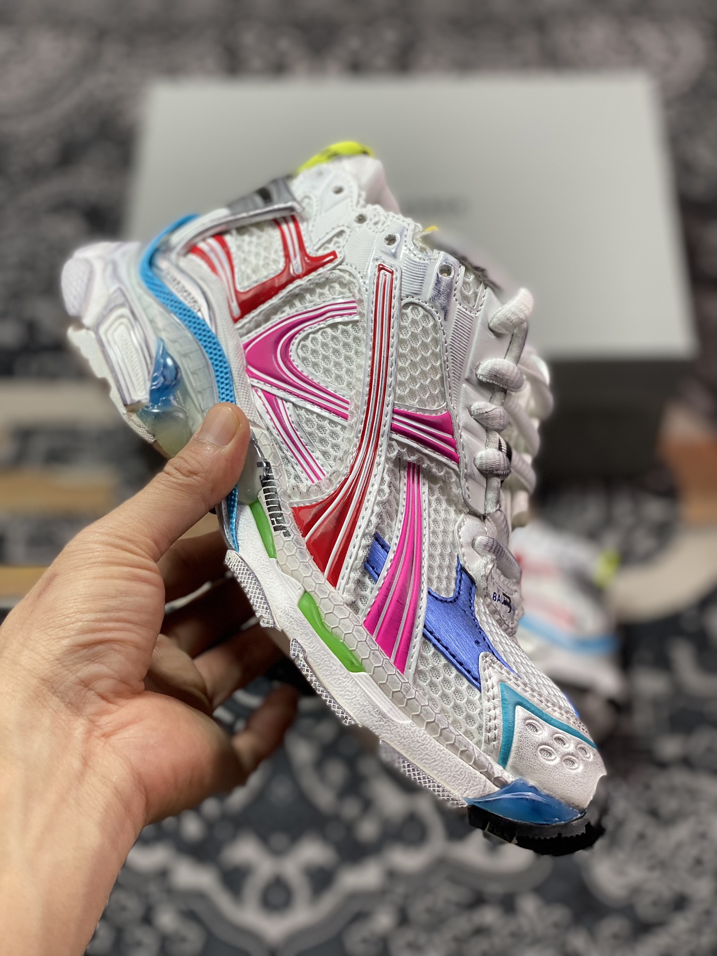 高奢品牌-巴黎世家BALENCIAGA Runner Sneaker 2.0慢跑系列低帮慢跑鞋“2.0解构破坏白粉红蓝绿渐变”772767 W3RBW9645