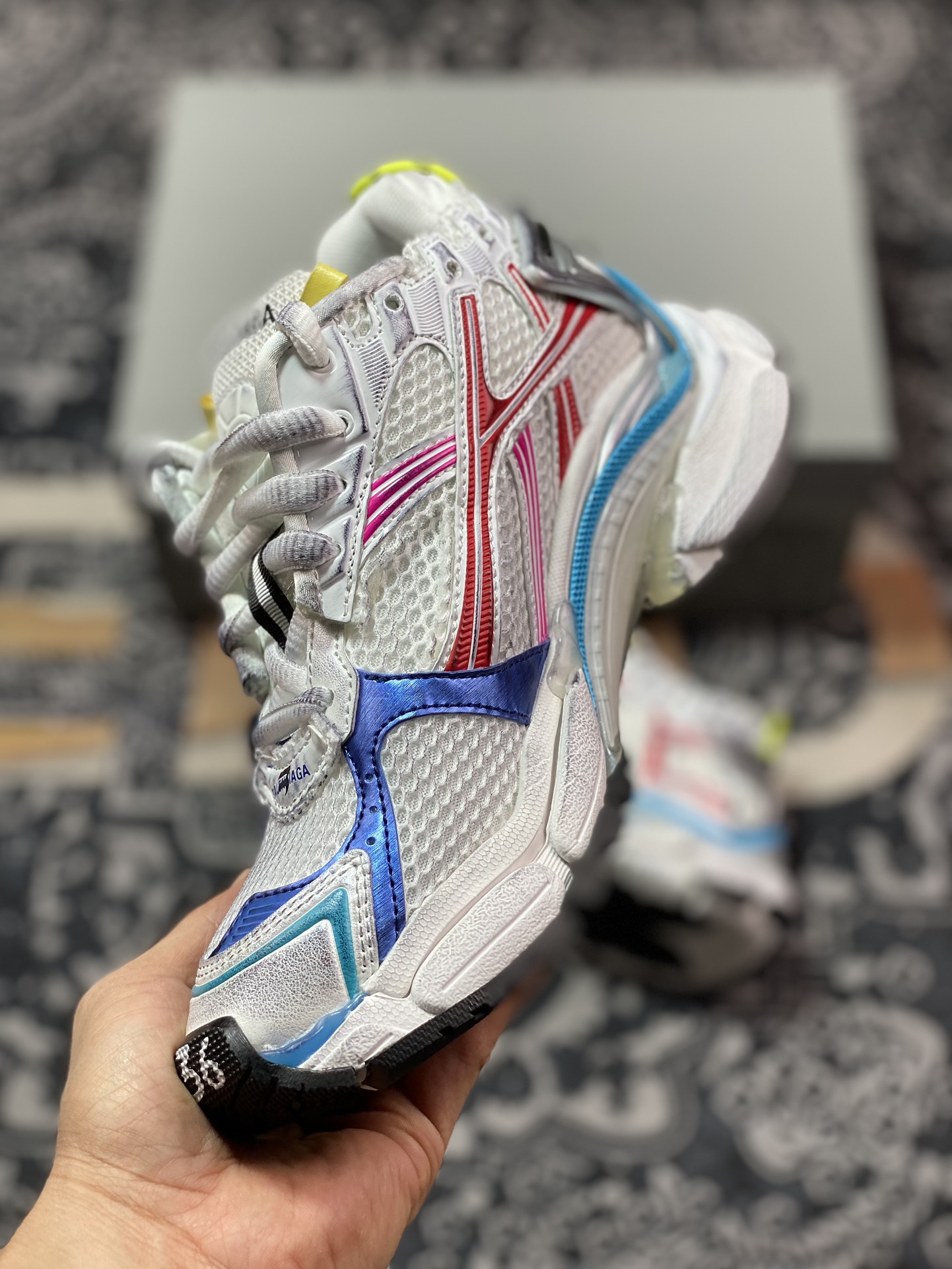 高奢品牌-巴黎世家BALENCIAGA Runner Sneaker 2.0慢跑系列低帮慢跑鞋“2.0解构破坏白粉红蓝绿渐变”772767 W3RBW9645