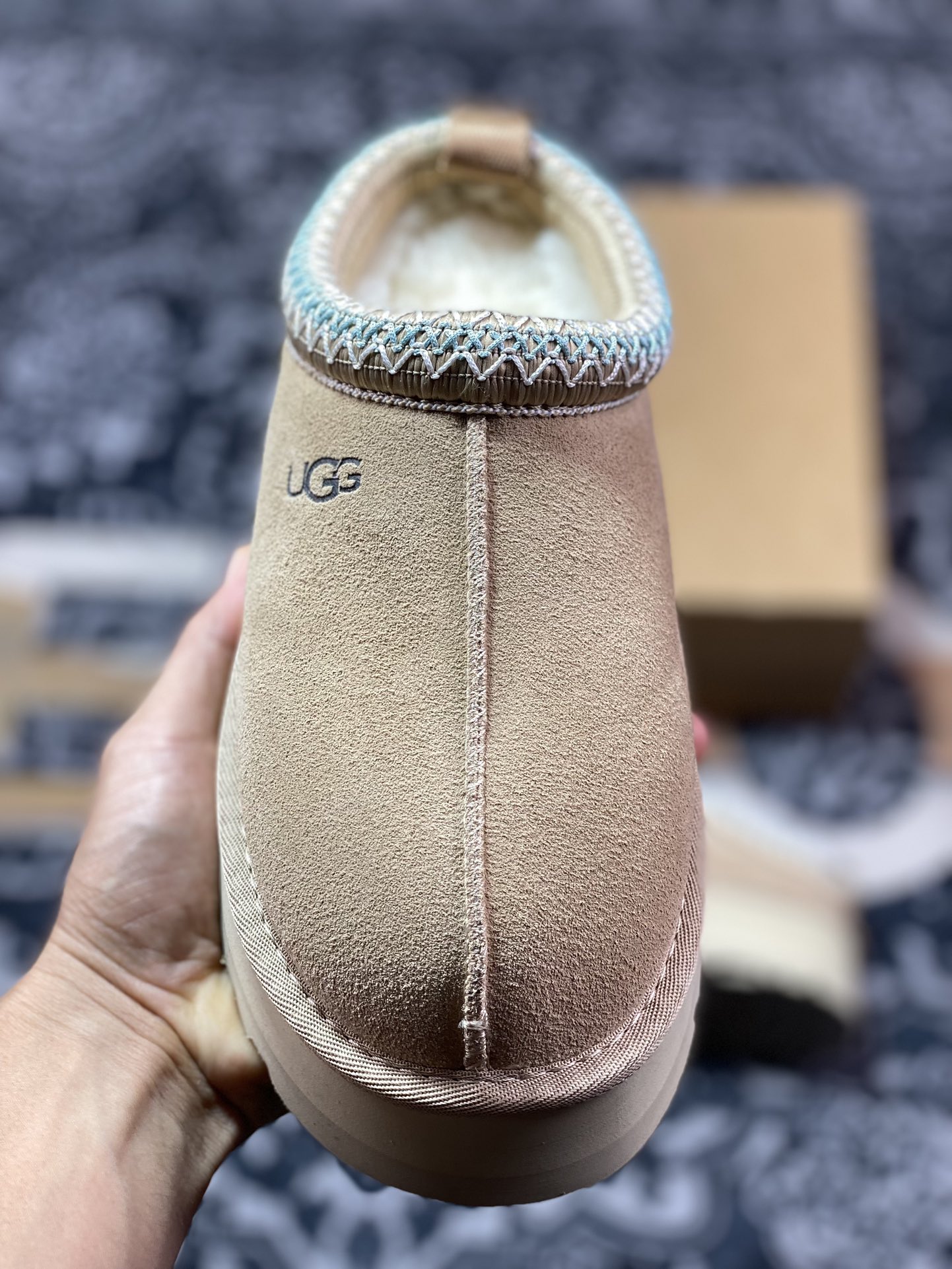 UGG W Leisure Tazz Slipper Chestnut 塔茨系列加厚款穆勒风包头舒适露跟厚底半拖鞋“沙米白编织加绒”1122553-SAND