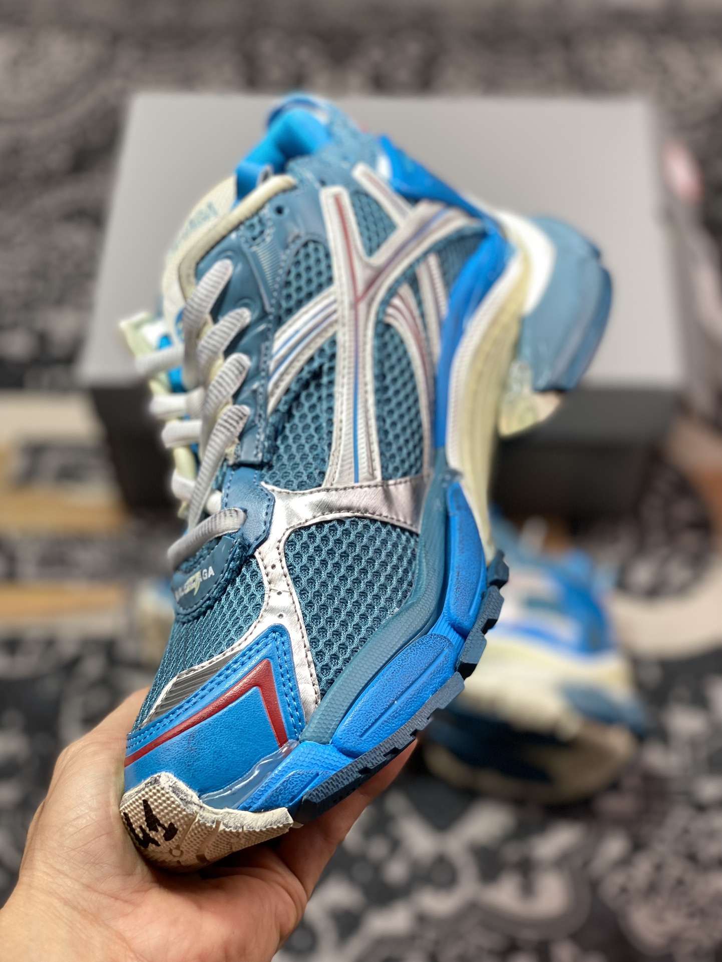 巴黎世家BALENCIAGA Runner Sneaker 2.0慢跑系列低帮复古慢跑鞋“2.0解构破坏做旧涂鸦白银蓝”772774 WR NMT4896