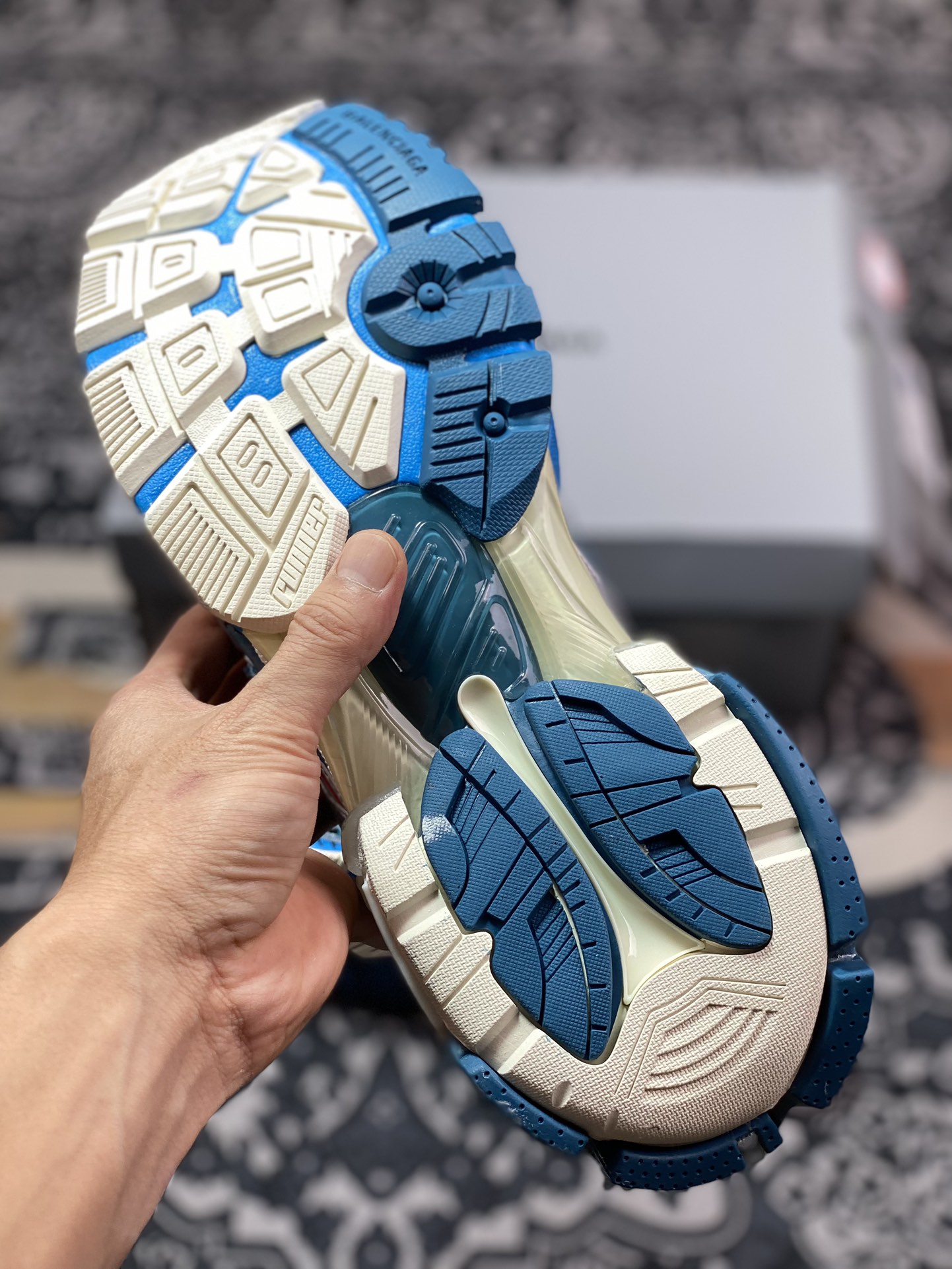 巴黎世家BALENCIAGA Runner Sneaker 2.0慢跑系列低帮复古慢跑鞋“2.0解构破坏做旧涂鸦白银蓝”772774 WR NMT4896