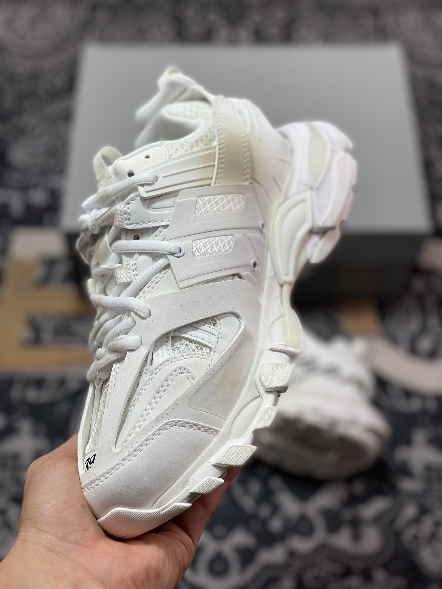 巴黎世家BALENCIAGA Track Trainers 3.0代系列低帮慢跑鞋“白黑LOGO涂鸦做旧”542436 WTRHW 9010