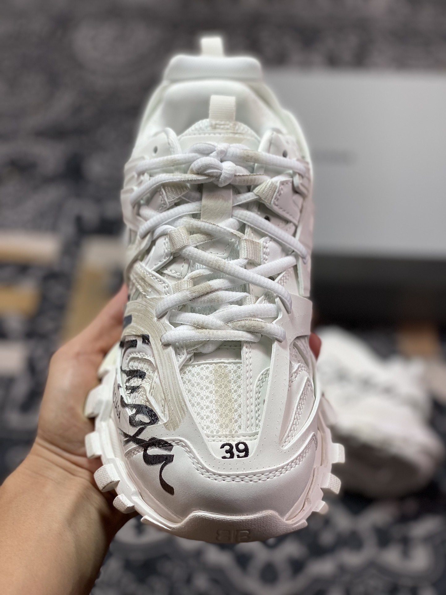 巴黎世家BALENCIAGA Track Trainers 3.0代系列低帮慢跑鞋“白黑LOGO涂鸦做旧”542436 WTRHW 9010