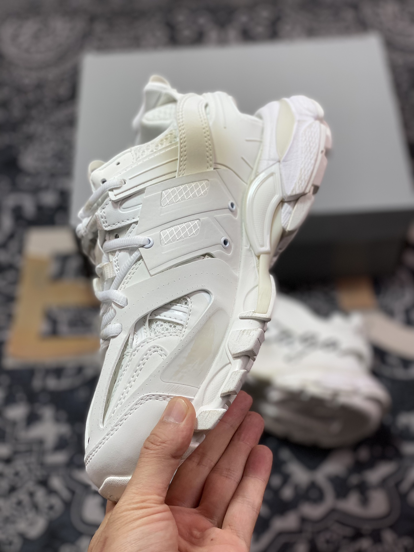 巴黎世家BALENCIAGA Track Trainers 3.0代系列低帮慢跑鞋“白黑LOGO涂鸦做旧”542436 WTRHW 9010