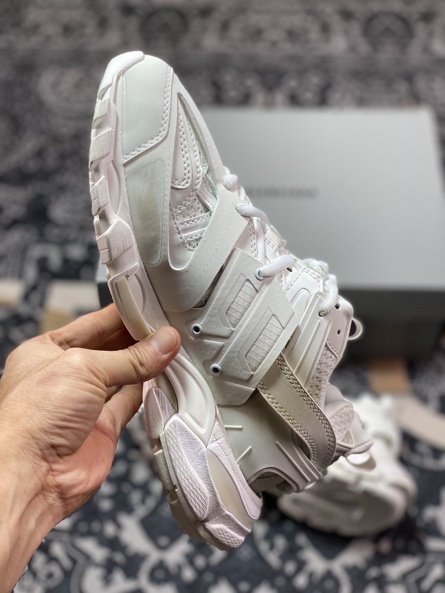 巴黎世家BALENCIAGA Track Trainers 3.0代系列低帮慢跑鞋“白黑LOGO涂鸦做旧”542436 WTRHW 9010