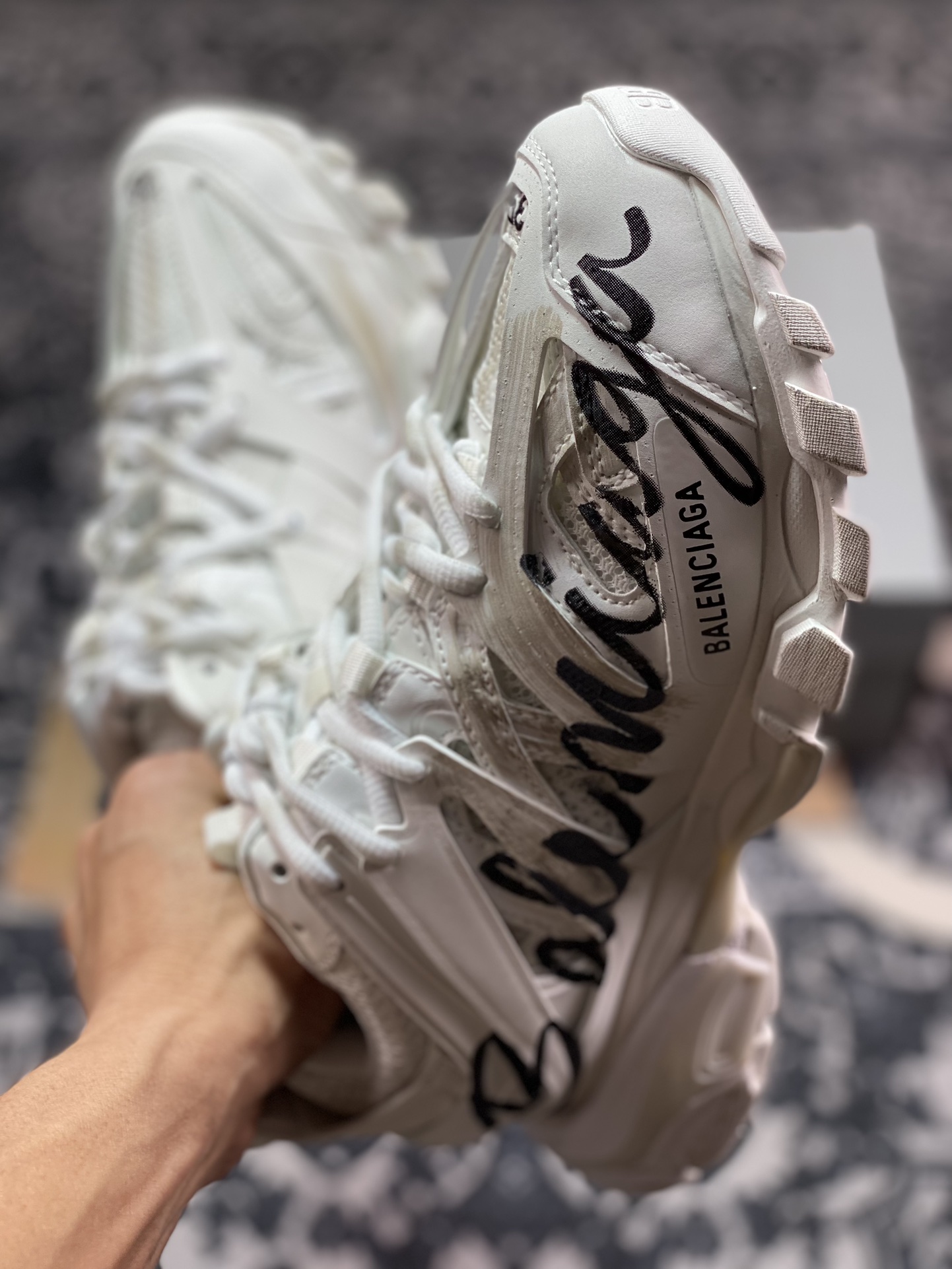 巴黎世家BALENCIAGA Track Trainers 3.0代系列低帮慢跑鞋“白黑LOGO涂鸦做旧”542436 WTRHW 9010