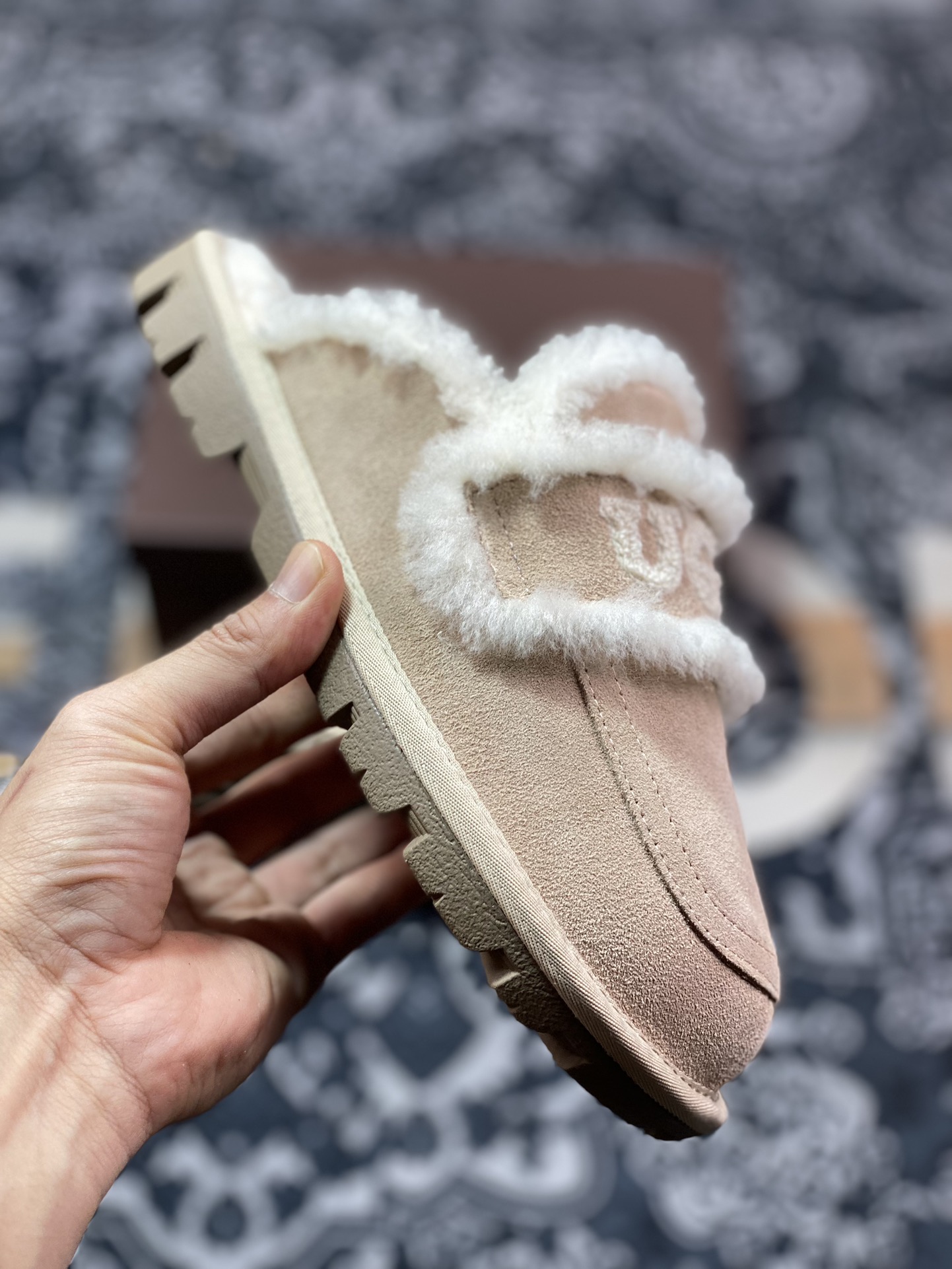 UGG W Classic Coquette Clog Slipper II 科凯特2.0系列时尚居家穆勒风包头舒适保暖露跟半拖鞋“浅沙灰加绒”OB938/SAND