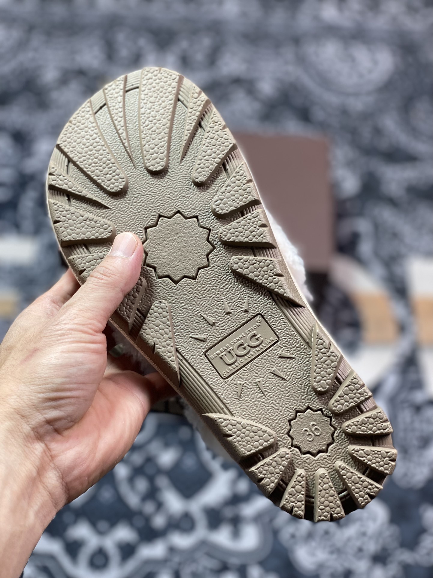 UGG W Classic Coquette Clog Slipper II 科凯特2.0系列时尚居家穆勒风包头舒适保暖露跟半拖鞋“浅沙灰加绒”OB938/SAND