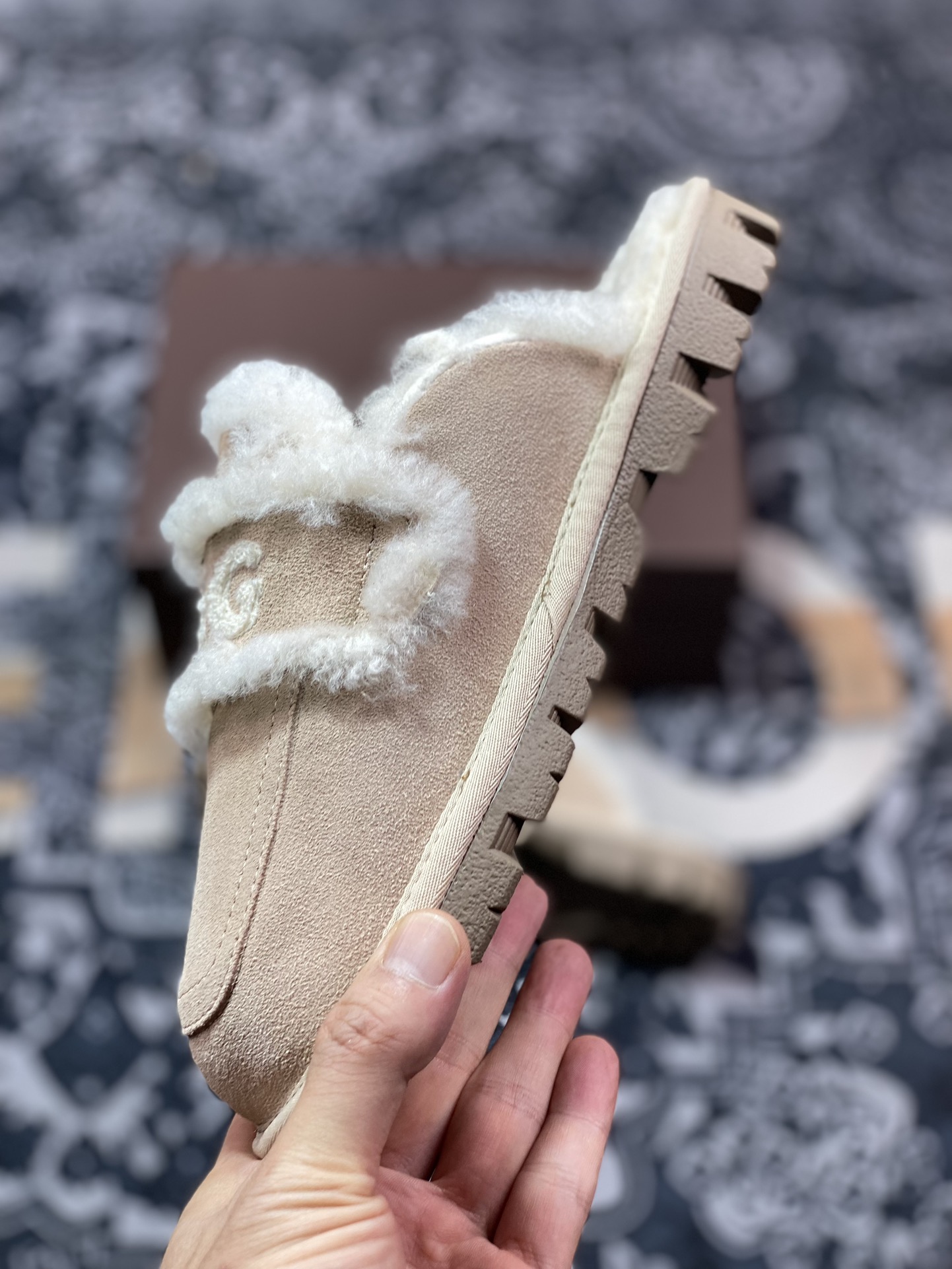 UGG W Classic Coquette Clog Slipper II 科凯特2.0系列时尚居家穆勒风包头舒适保暖露跟半拖鞋“浅沙灰加绒”OB938/SAND