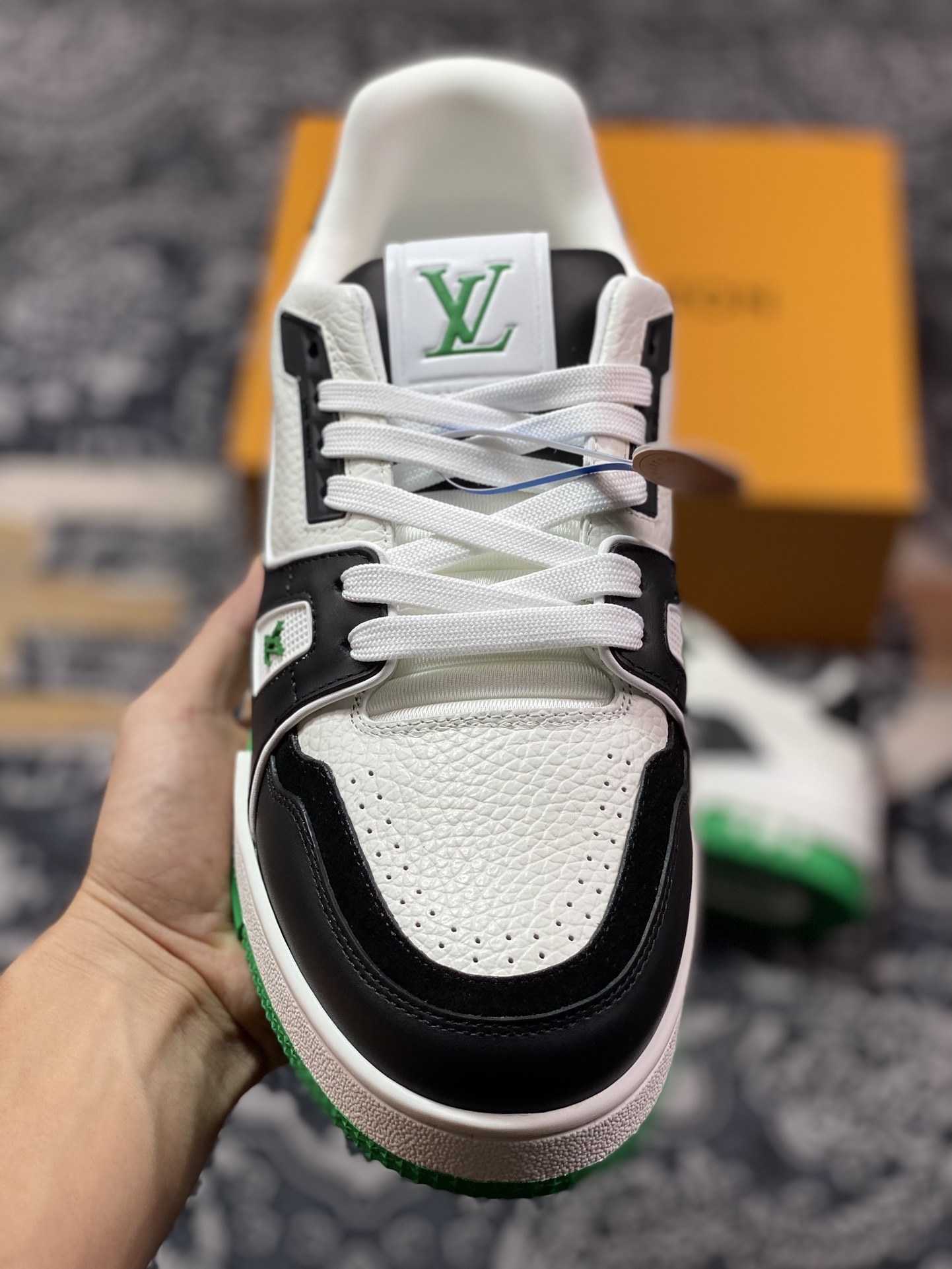 路易威登Louis Vuitton Trainer Sneaker Low 运动系列低帮复古篮球板鞋“皮革黑白鲜绿签名版”1AD50D