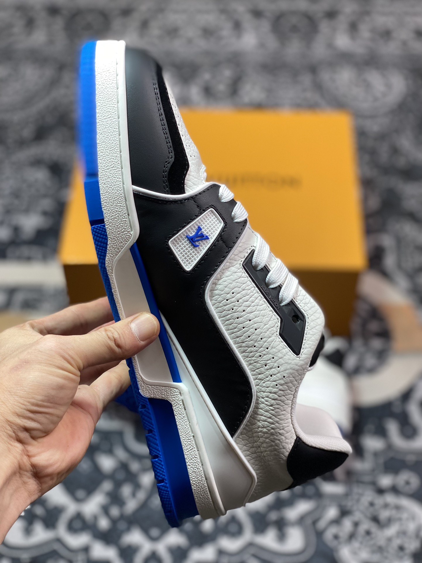 路易威登Louis Vuitton Trainer Sneaker Low 运动系列低帮篮球板鞋“皮革黑白皇家蓝签名版”1ADDYZ