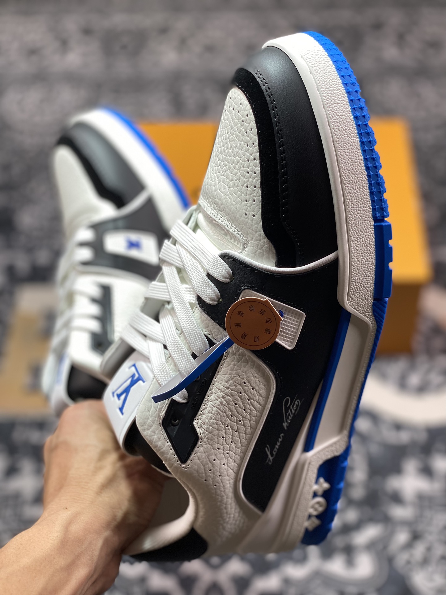 路易威登Louis Vuitton Trainer Sneaker Low 运动系列低帮篮球板鞋“皮革黑白皇家蓝签名版”1ADDYZ