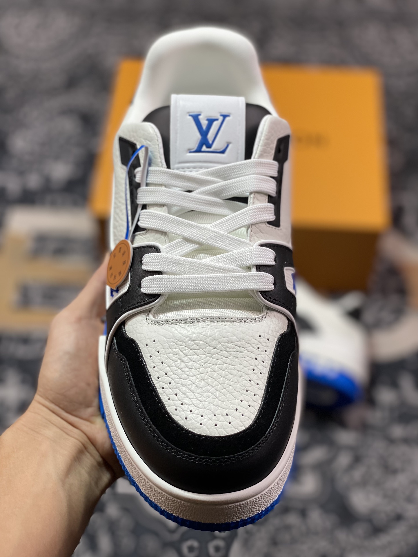 路易威登Louis Vuitton Trainer Sneaker Low 运动系列低帮篮球板鞋“皮革黑白皇家蓝签名版”1ADDYZ