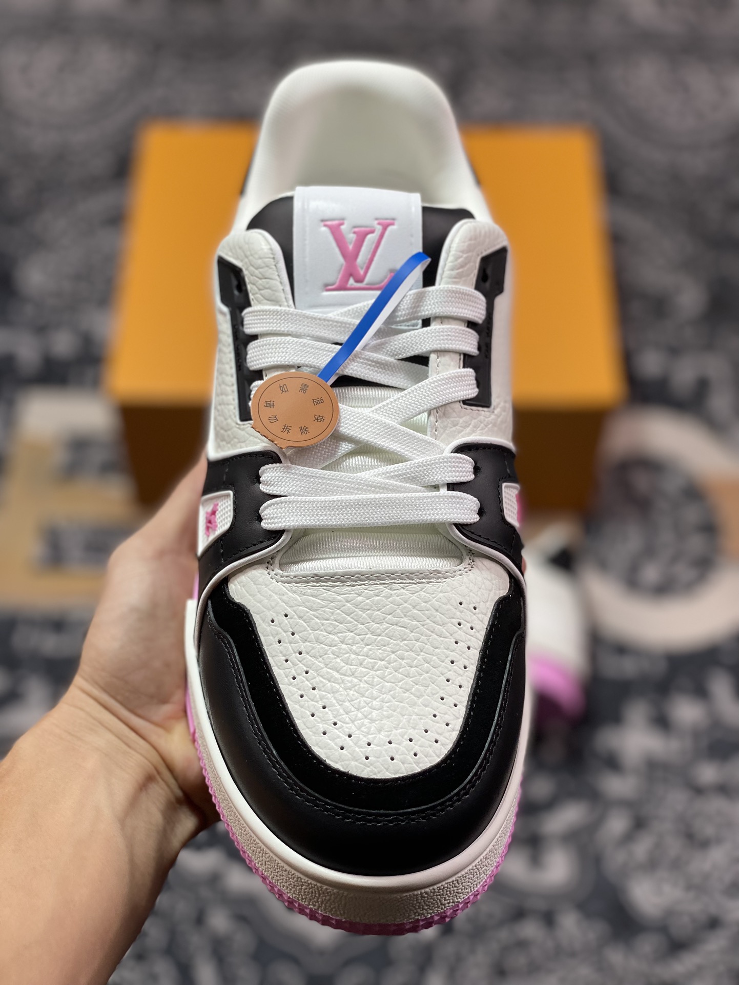 路易威登Louis Vuitton Trainer Sneaker Low 运动系列低帮篮球板鞋“皮革黑白玫粉签名版”1ADF3R