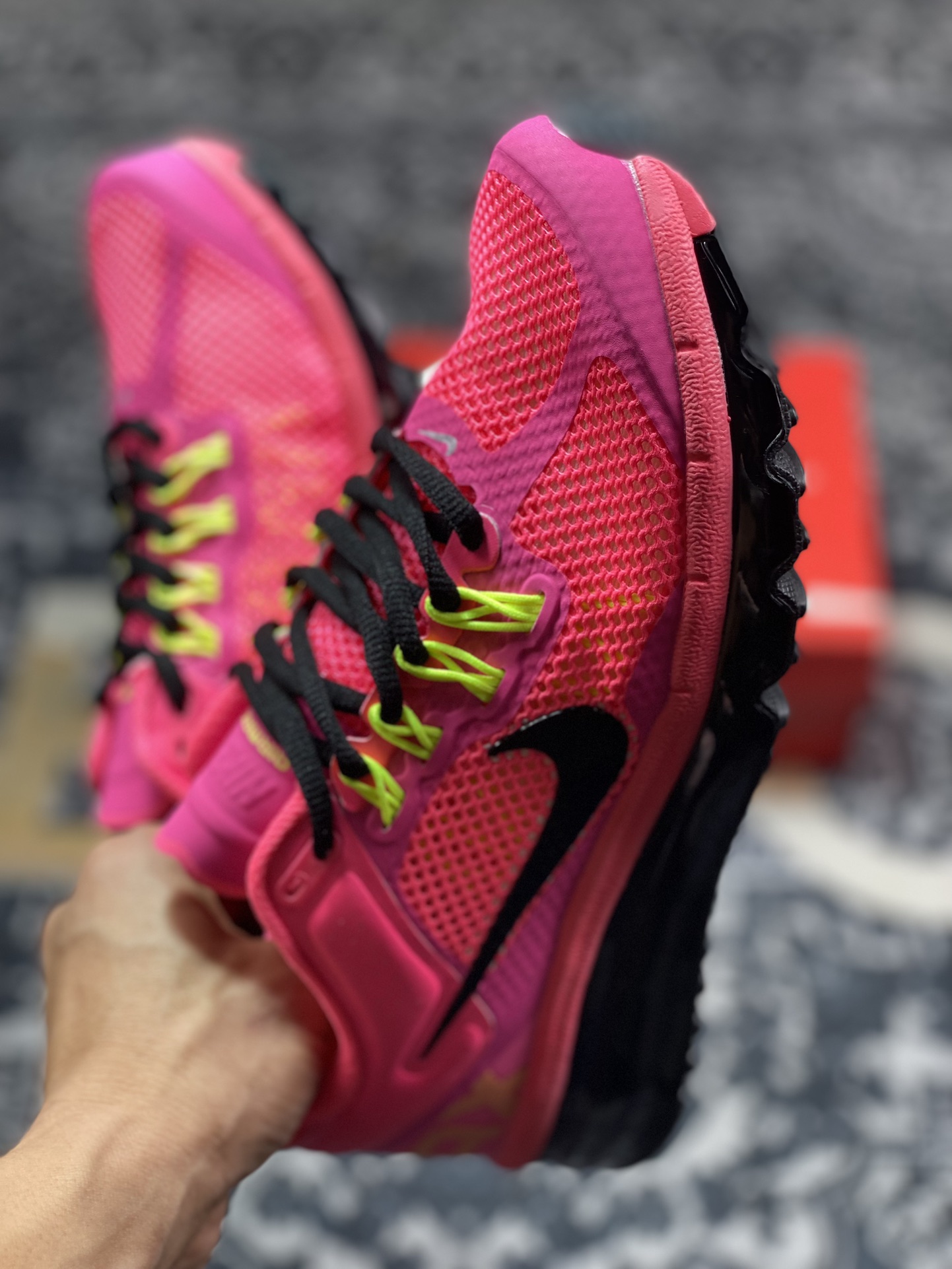 耐克Nike Air Max 2013”Digital Pink Black”2013大气垫系列低帮慢跑鞋“网织荧光粉黑”555753-600