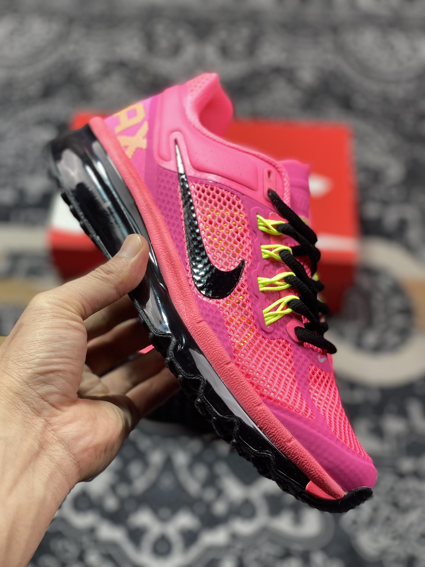 耐克Nike Air Max 2013”Digital Pink Black”2013大气垫系列低帮慢跑鞋“网织荧光粉黑”555753-600