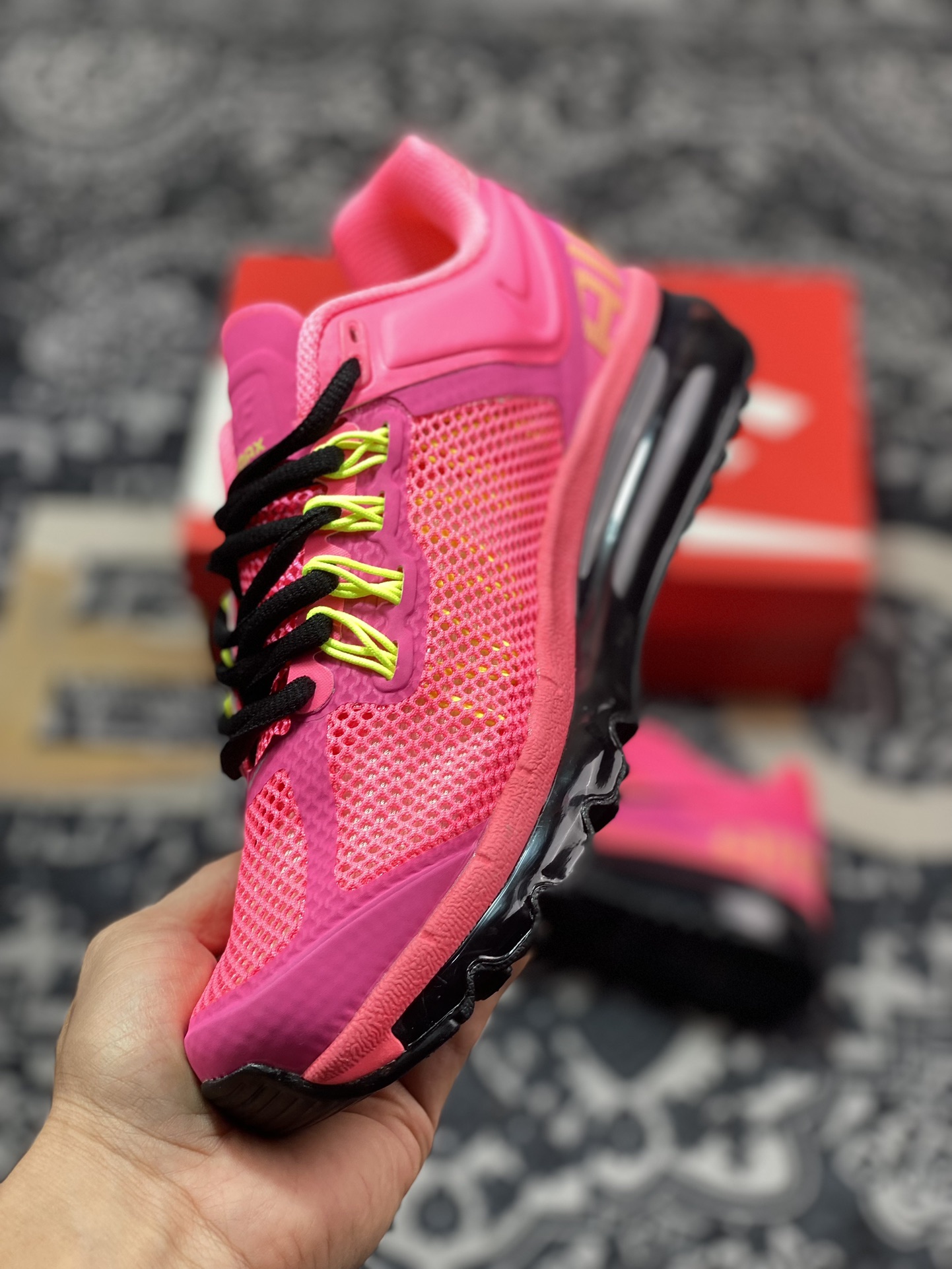 耐克Nike Air Max 2013”Digital Pink Black”2013大气垫系列低帮慢跑鞋“网织荧光粉黑”555753-600