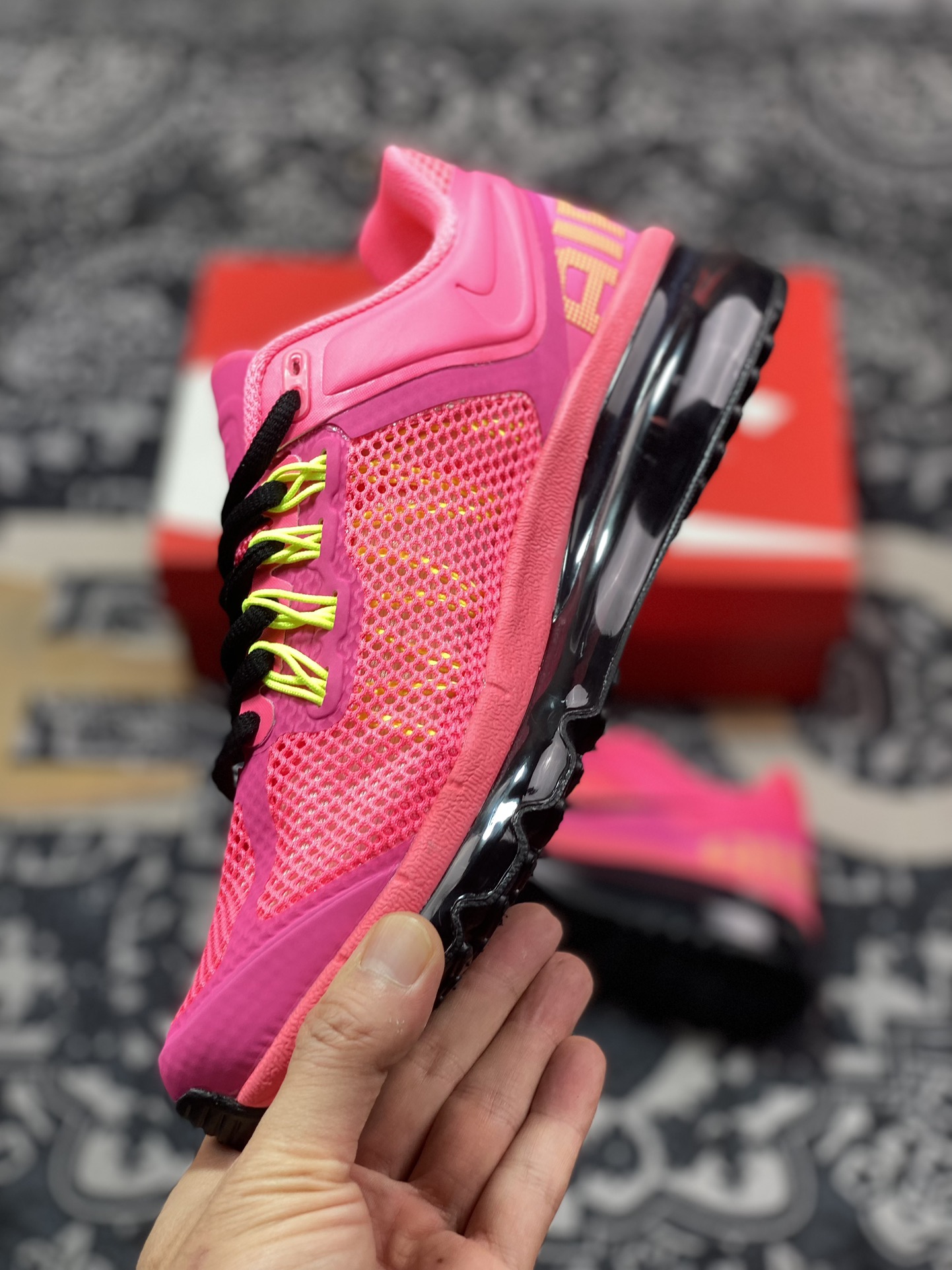 耐克Nike Air Max 2013”Digital Pink Black”2013大气垫系列低帮慢跑鞋“网织荧光粉黑”555753-600