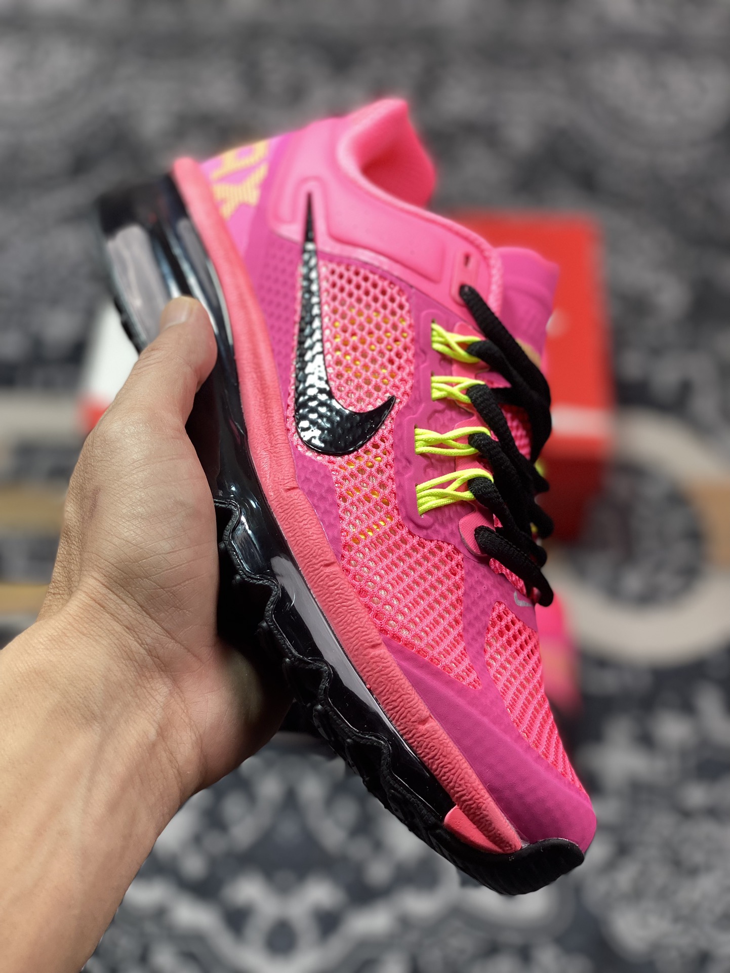 耐克Nike Air Max 2013”Digital Pink Black”2013大气垫系列低帮慢跑鞋“网织荧光粉黑”555753-600