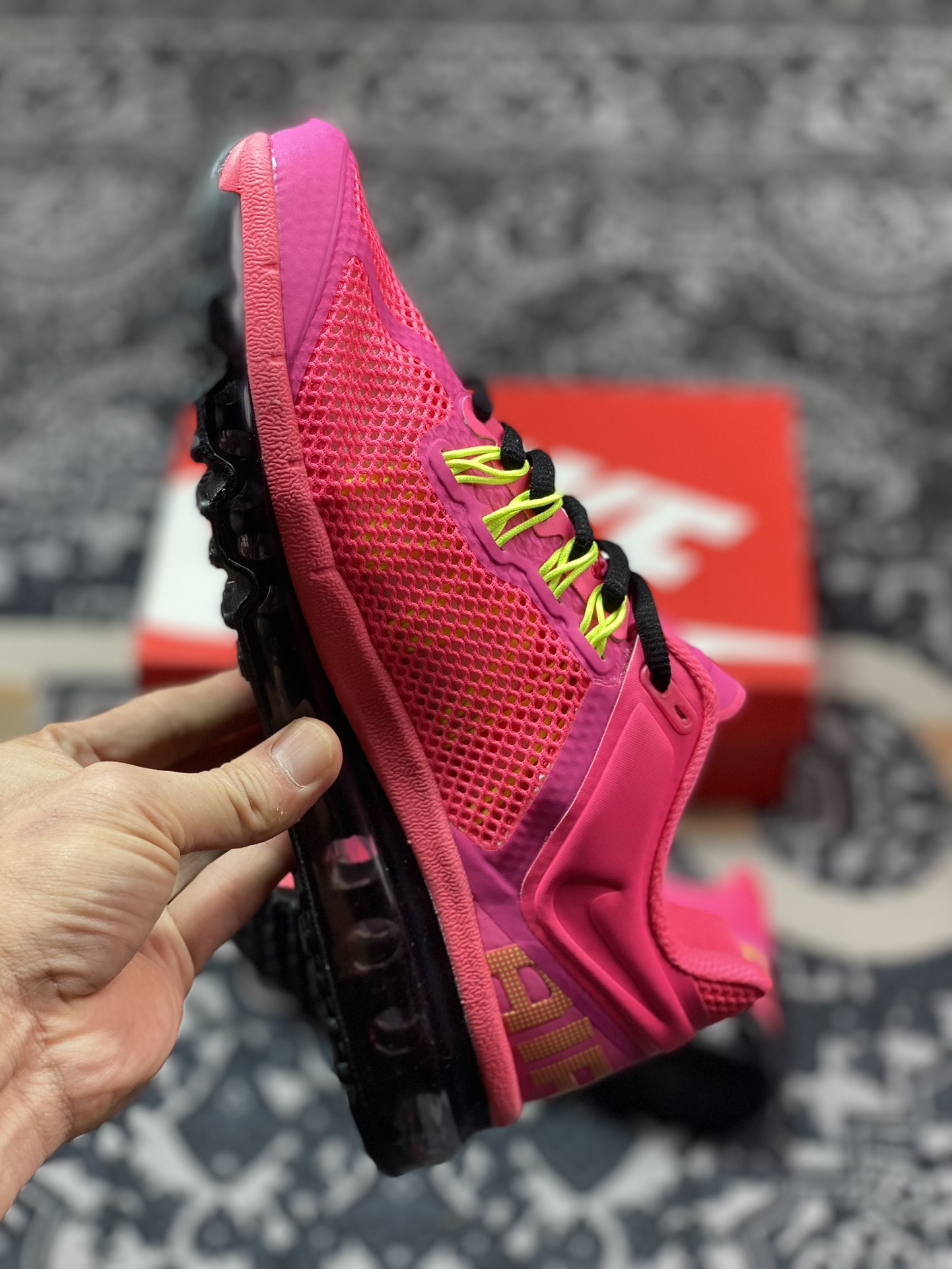 耐克Nike Air Max 2013”Digital Pink Black”2013大气垫系列低帮慢跑鞋“网织荧光粉黑”555753-600