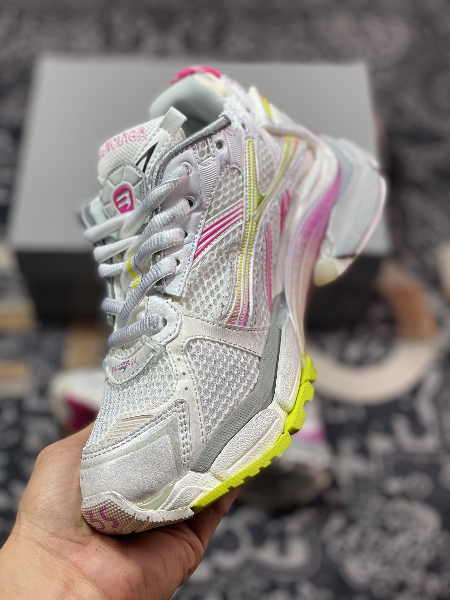 巴黎世家BALENCIAGA Runner Sneaker 2.0慢跑系列低帮复古野跑慢跑鞋“2.0解构破坏白玫粉黄”772774 WRUNG 9517