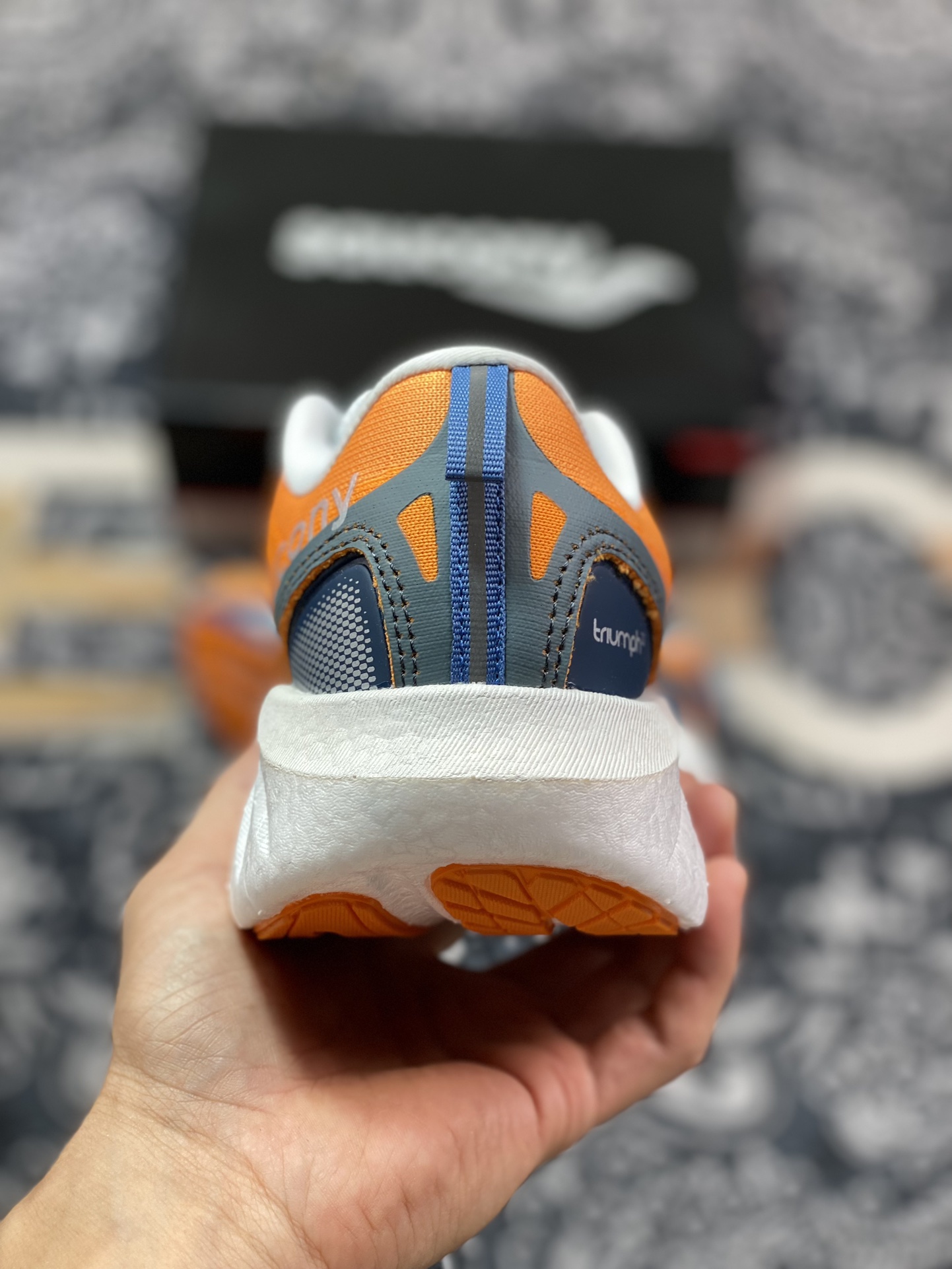 Saucony Triumph 22 胜利22代系列低帮轻量舒适多功能厚底休闲运动慢跑鞋“针织亮橙深灰”S10964-215