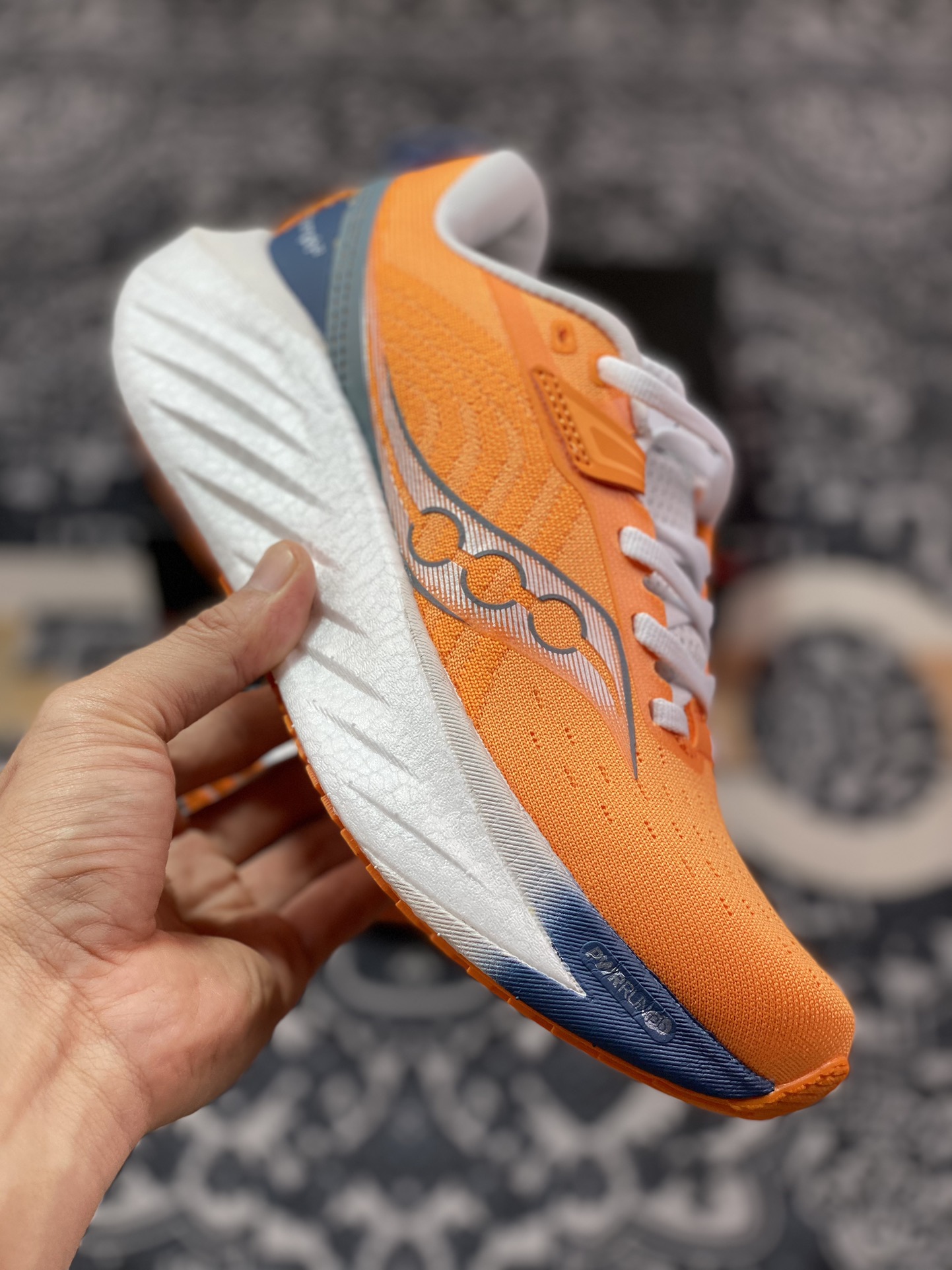 Saucony Triumph 22 胜利22代系列低帮轻量舒适多功能厚底休闲运动慢跑鞋“针织亮橙深灰”S10964-215