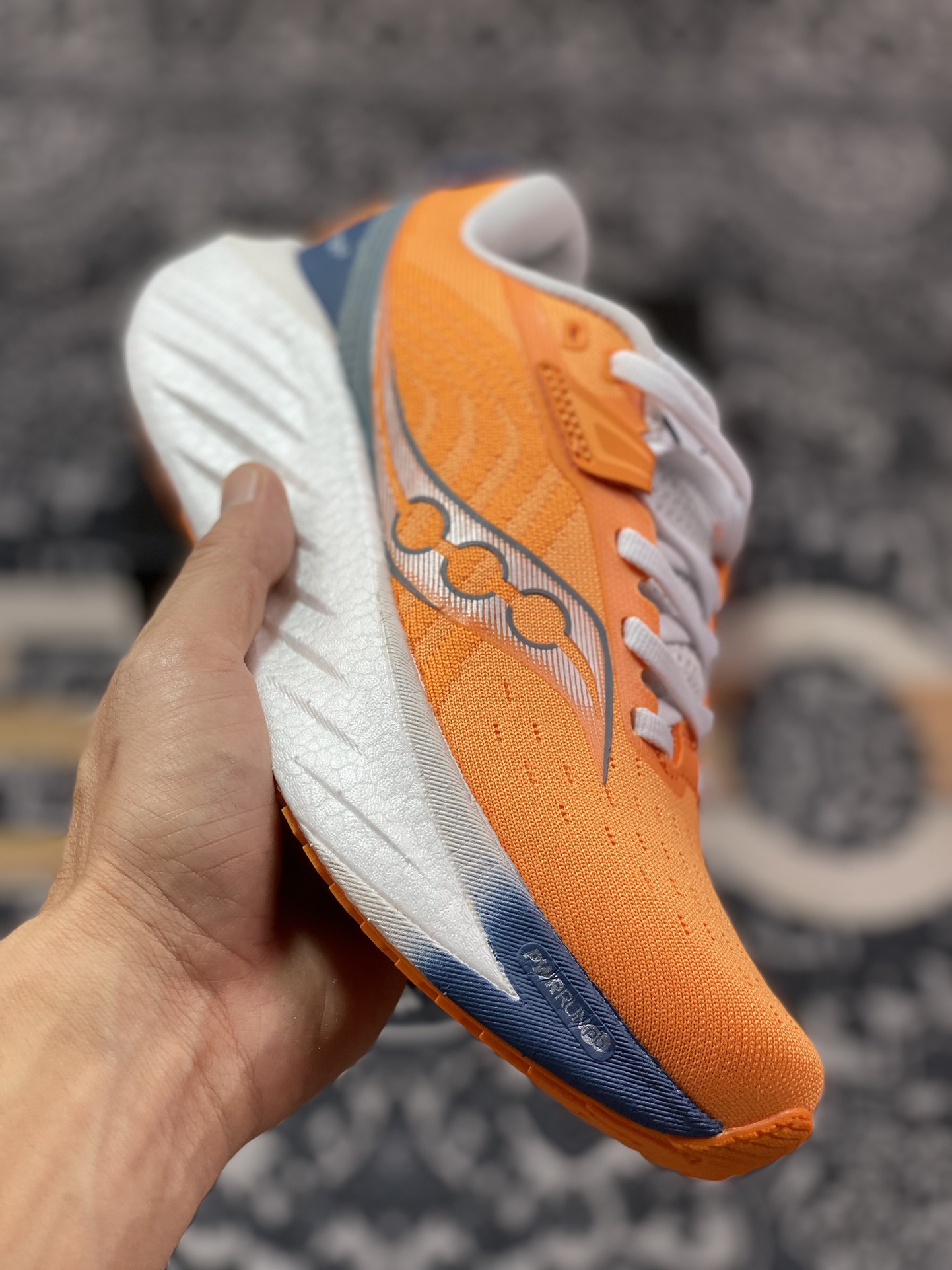 Saucony Triumph 22 胜利22代系列低帮轻量舒适多功能厚底休闲运动慢跑鞋“针织亮橙深灰”S10964-215