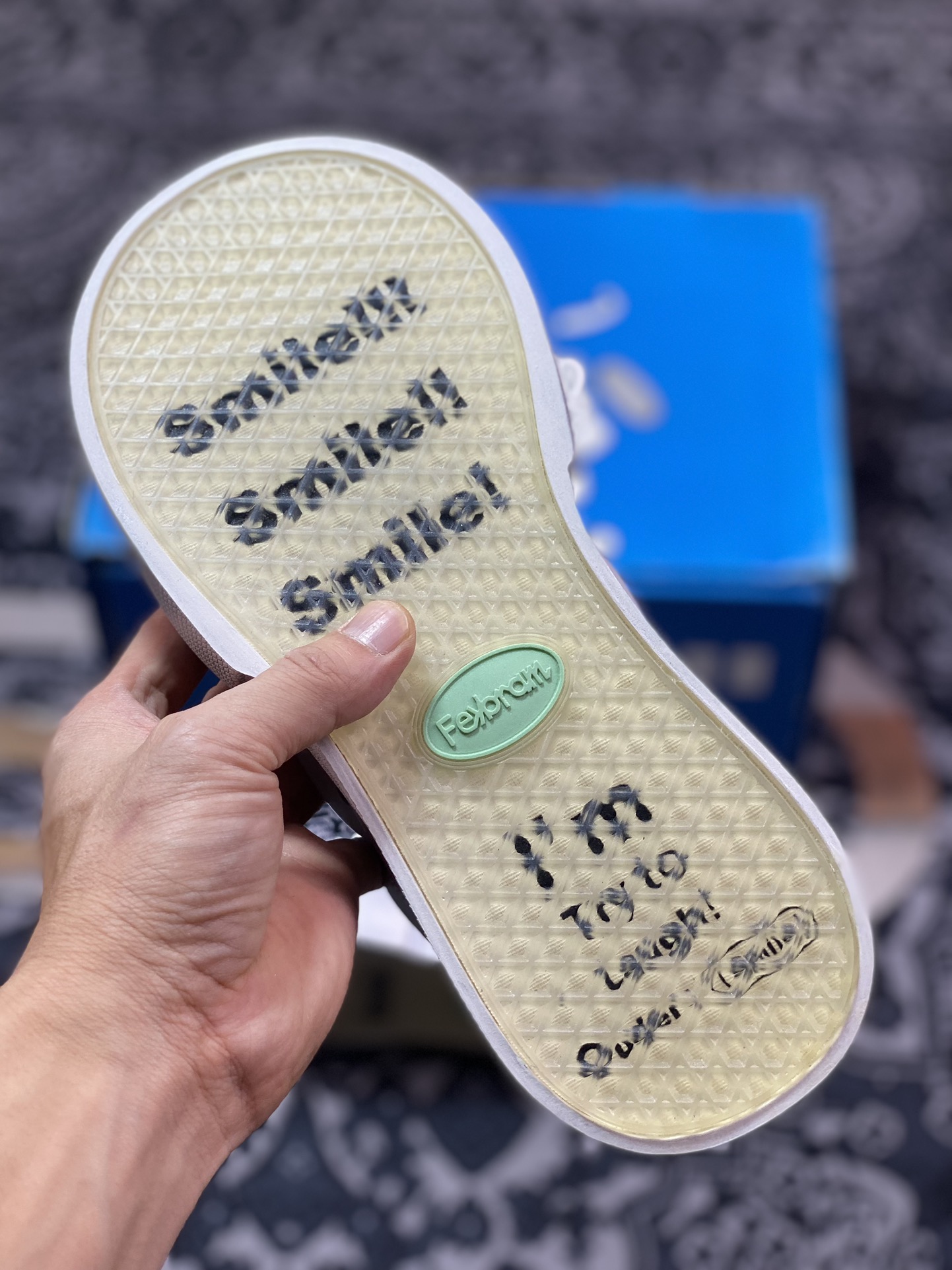 Ouder“Smiler” Low-Top Sneaker 开口笑系列低帮厚底丑萌帆布板鞋“皮革银灰” OUD010YIN