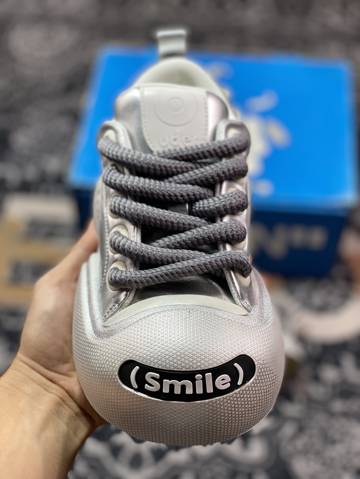 Ouder“Smiler” Low-Top Sneaker 开口笑系列低帮厚底丑萌帆布板鞋“皮革银灰” OUD010YIN