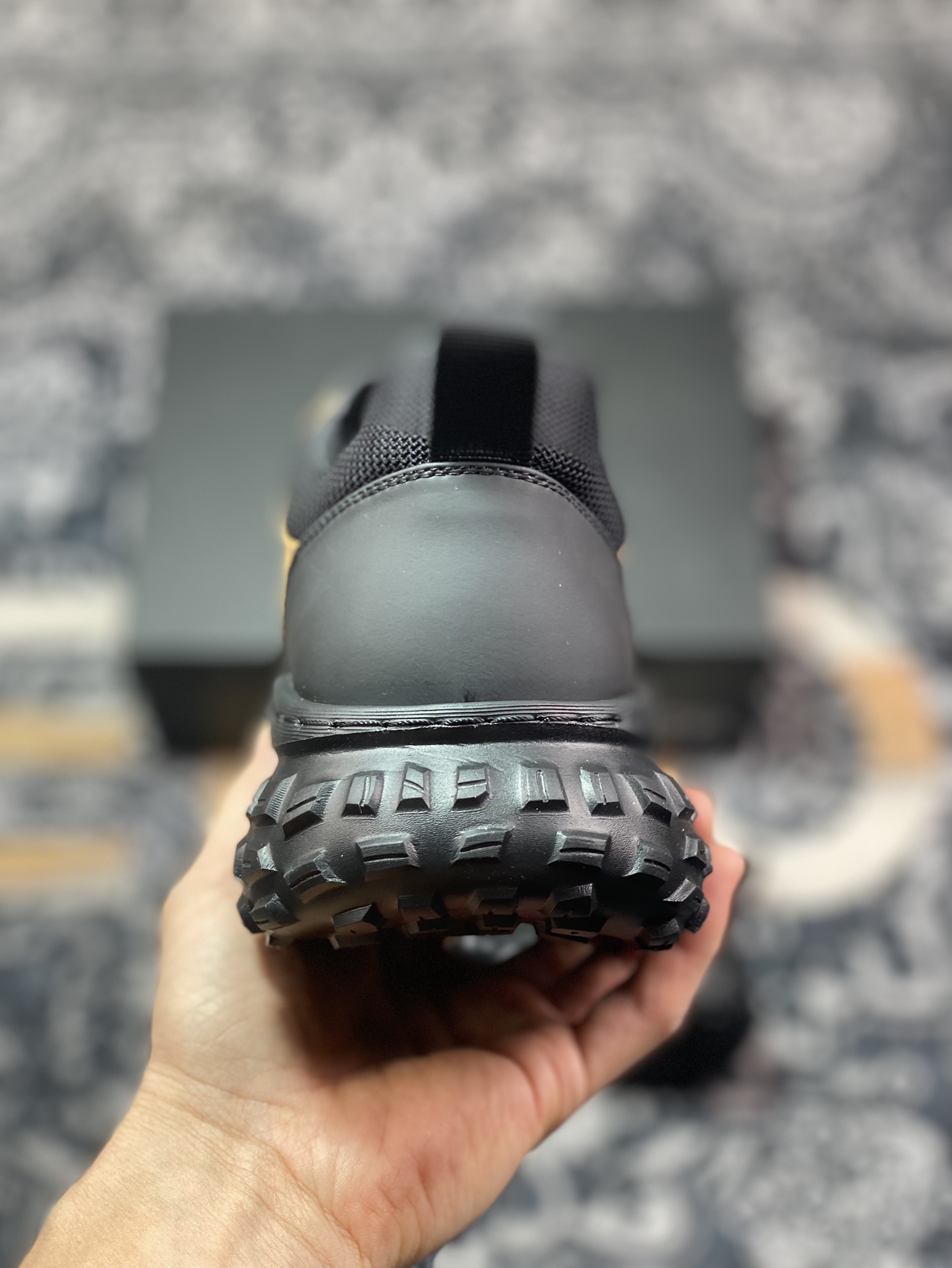 ECCO爱步男款新款运动登山鞋 轻盈减震牛皮耐磨户外跑鞋