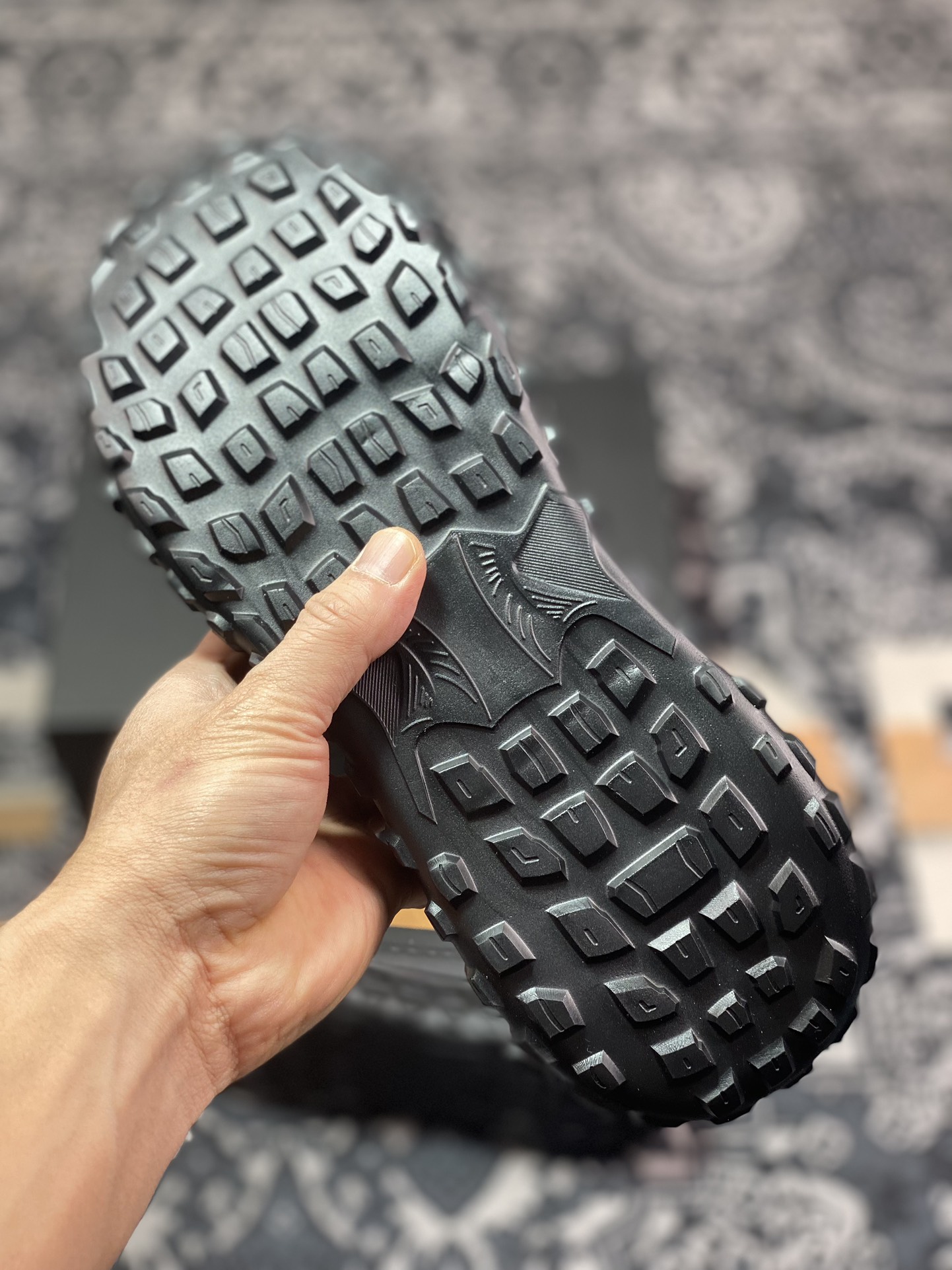 ECCO爱步男款新款运动登山鞋 轻盈减震牛皮耐磨户外跑鞋