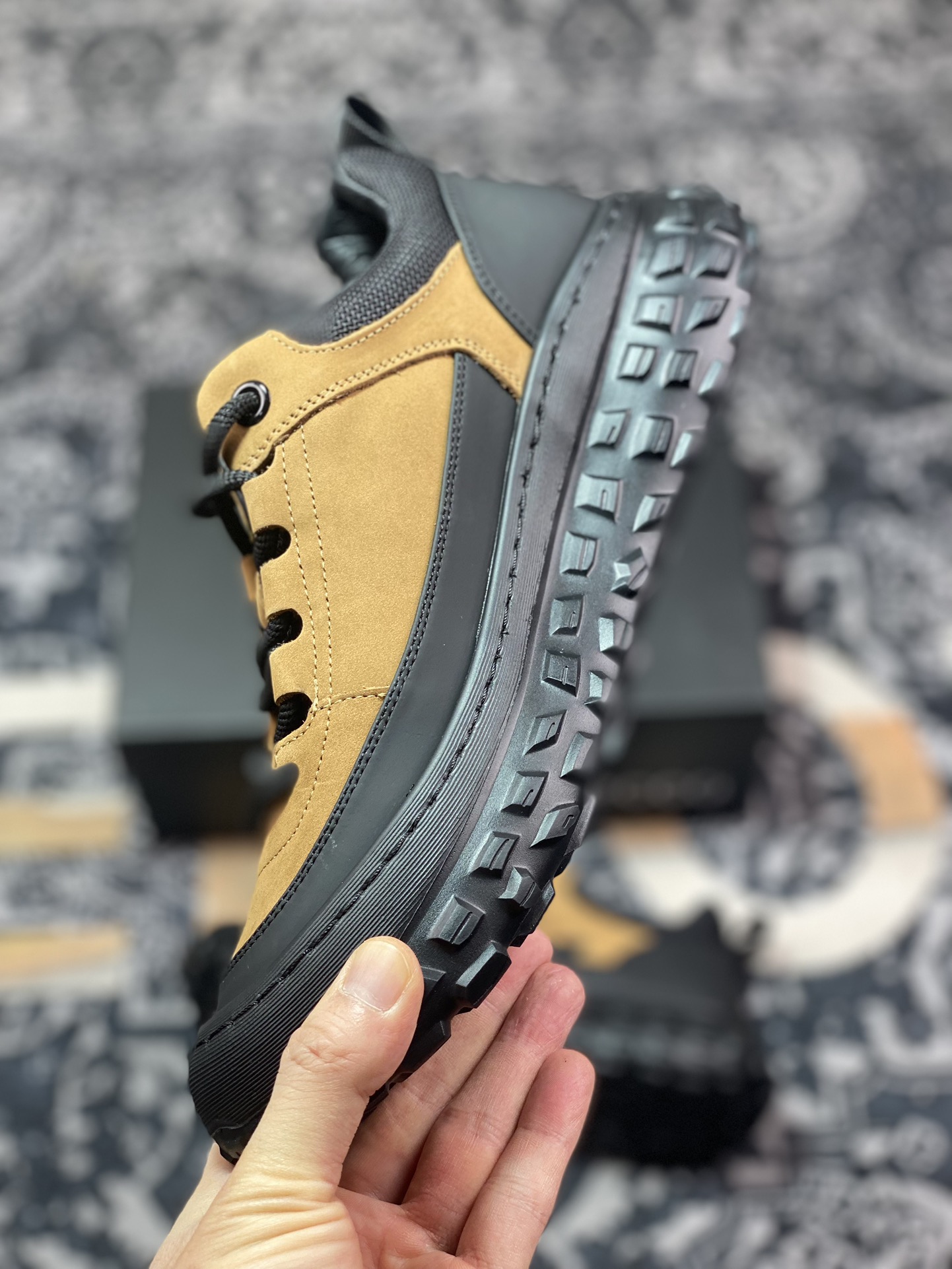 ECCO爱步男款新款运动登山鞋 轻盈减震牛皮耐磨户外跑鞋