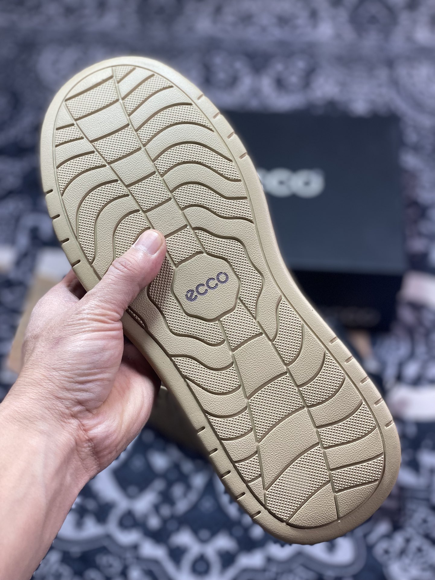 ECCO爱步防滑高帮鞋子男款 黑白简约耐磨休闲鞋