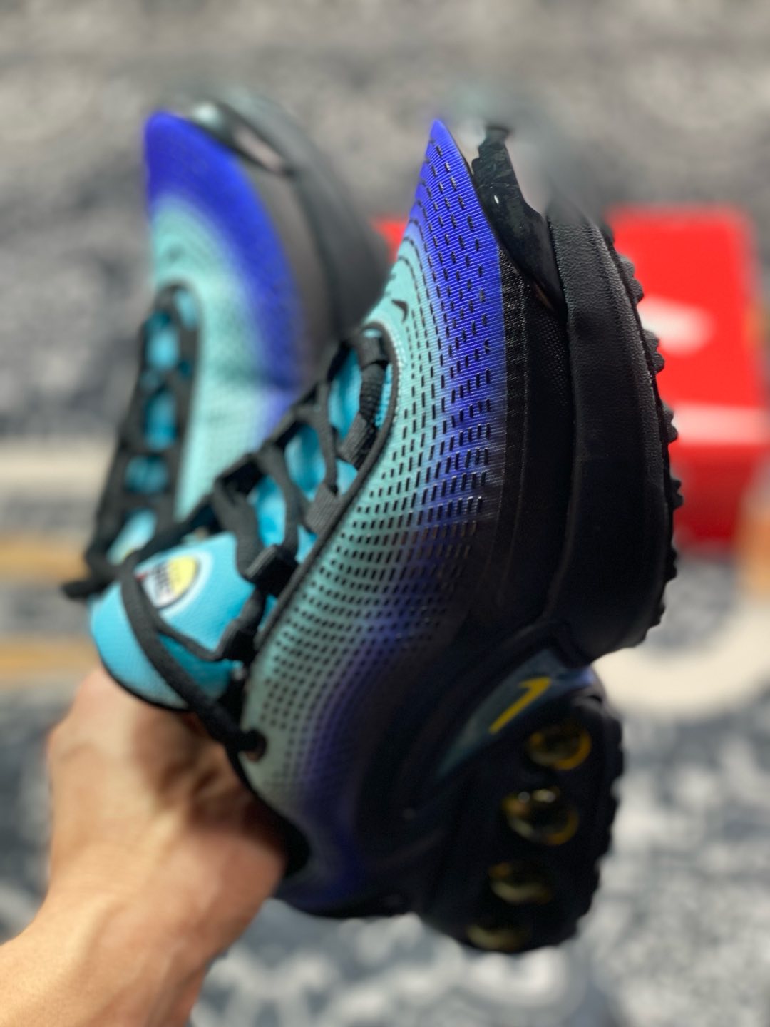 耐克Nike Air Max Dn Premium”Black/Sky Blue”DN系列低帮豆荚型气垫慢跑鞋“黑深蓝天蓝渐变” HM0810-401