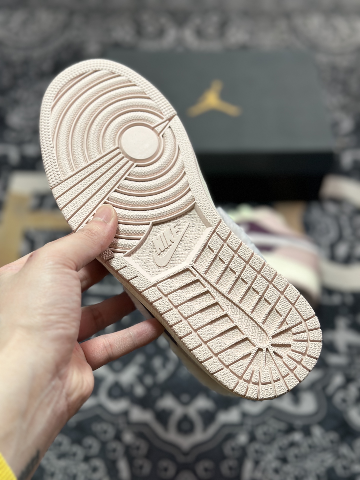 原厂级别 官方新色来,耐克Nike Air Jordan 1 Low SE GS”Fur Swoosh”AJ1乔丹一代低帮篮球鞋“淡粉紫芋泥绒毛钩子” FZ3928-200